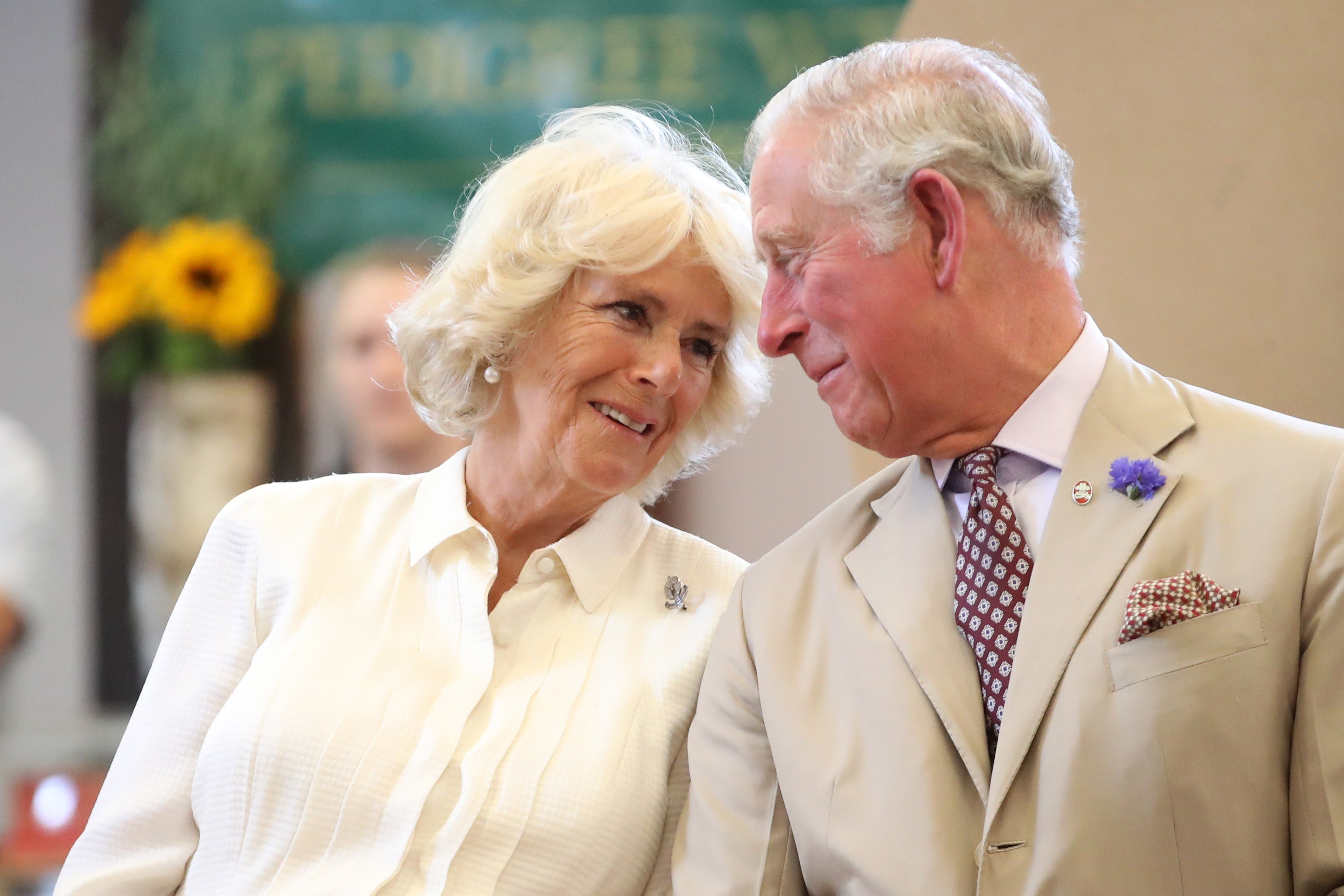 Prinz Charles und Camilla schauen sich an, während sie die neu renovierte edwardianische Gemeindehalle The Strand Hall während des dritten Tages ihres Besuchs in Wales am 4. Juli 2018 in Builth Wells, Wales, wiedereröffnen | Quelle: Getty Images