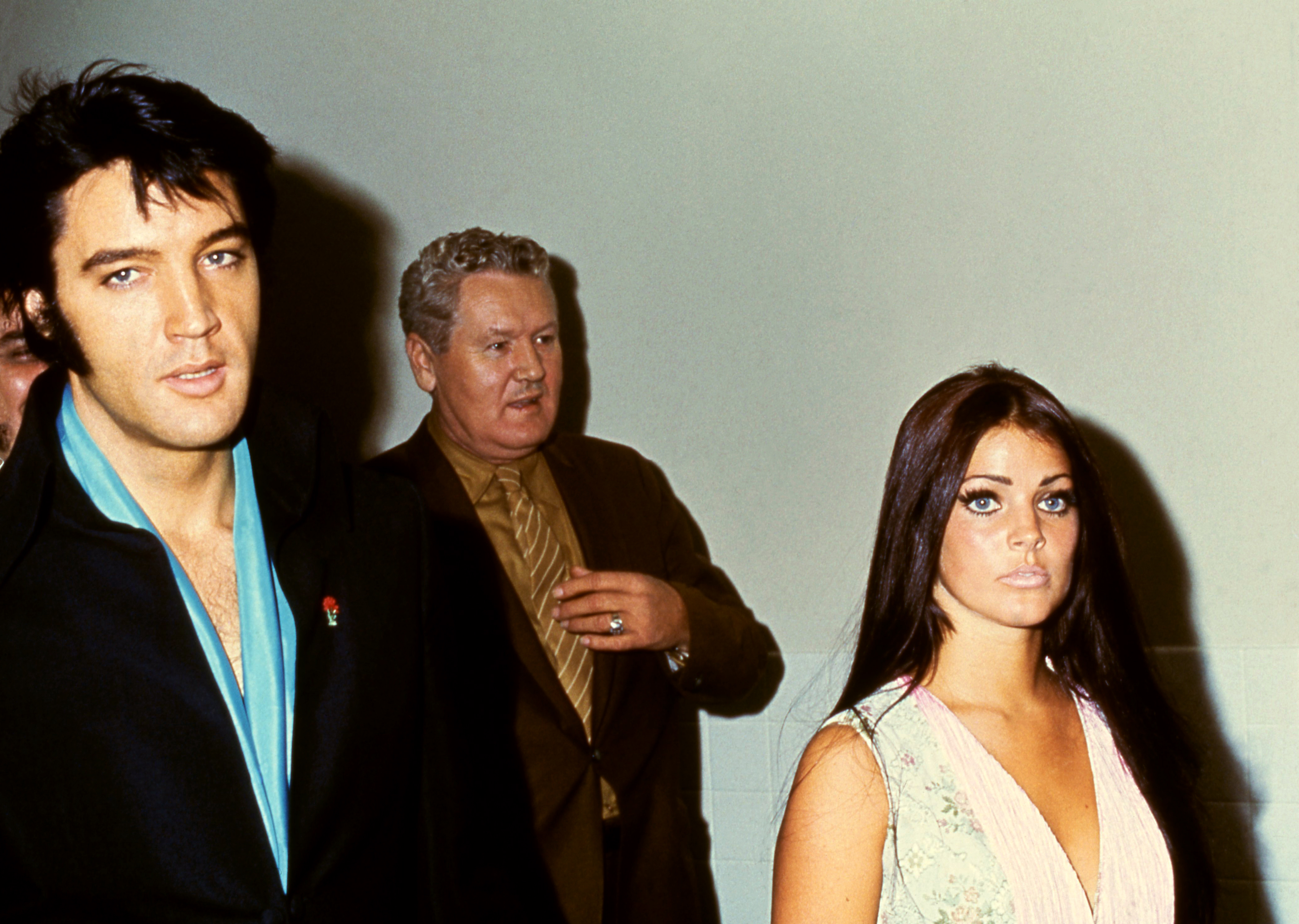 Elvis Presley, Elvis's father Vernon, and Priscilla Presley, and Elvis's father Vernon Presley in 1970. | Source: Getty Images
