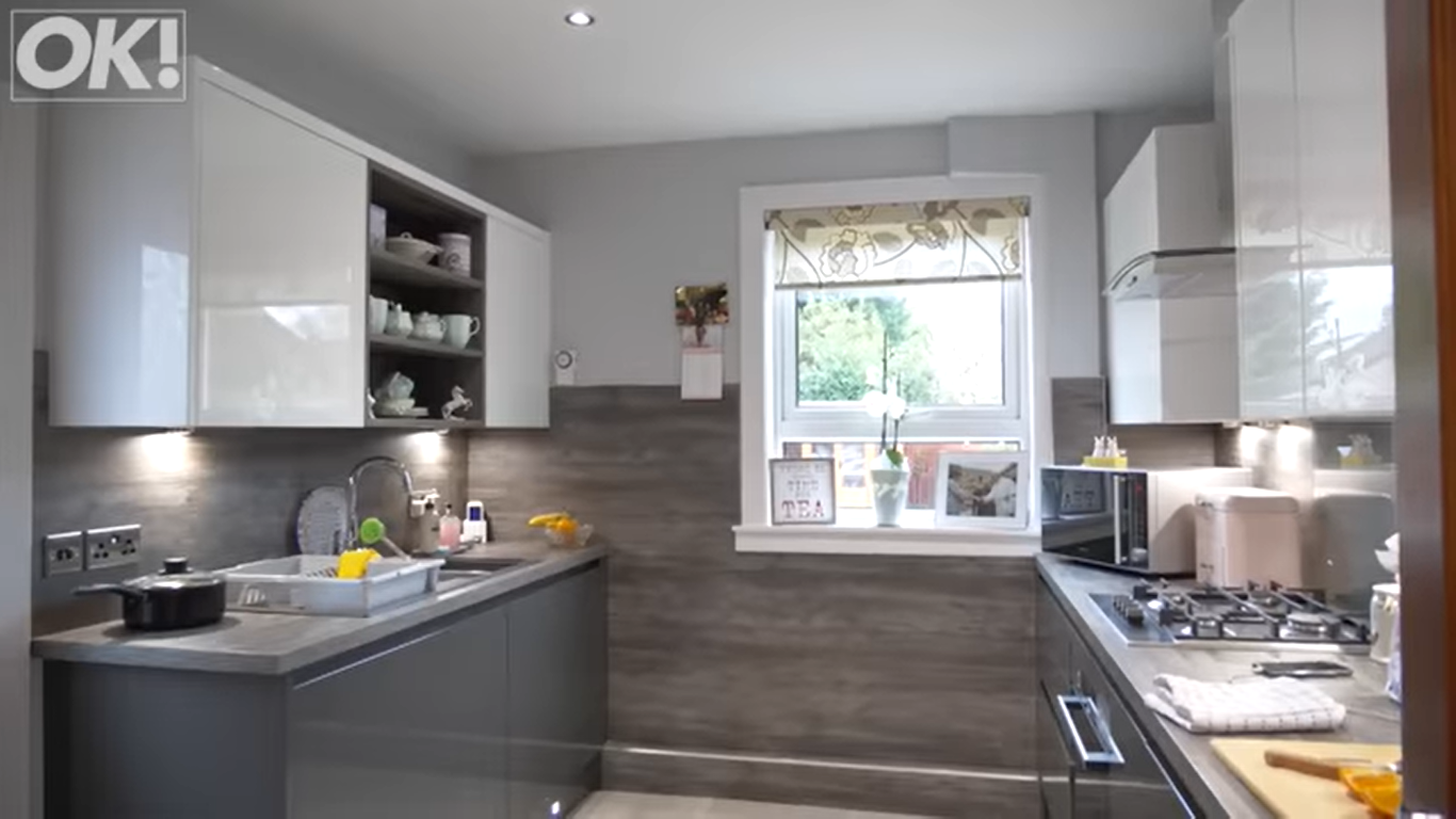 A glimpse inside Susan Boyle's kitchen in her childhood home in Blackburn, Scotland. | Source: YouTube/OK!MagazineUK