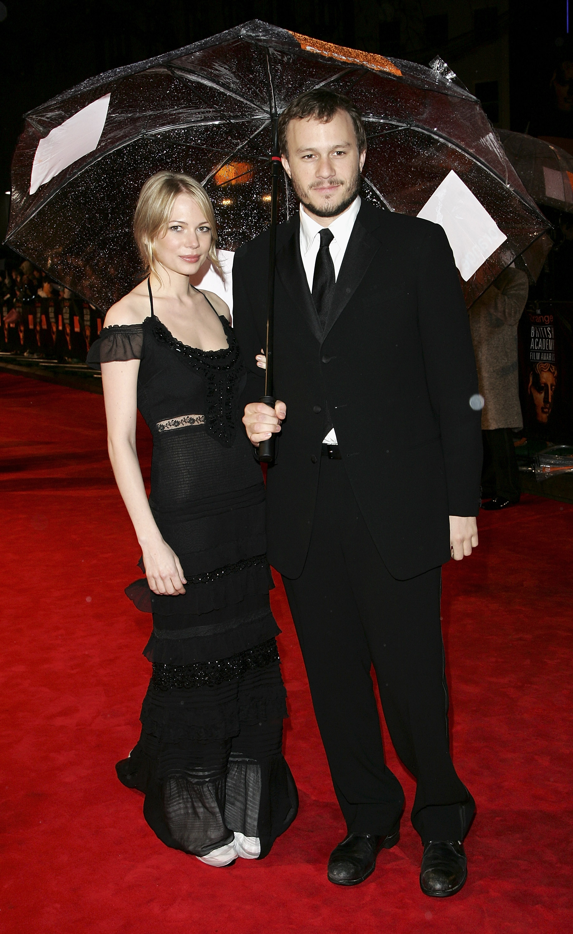 Michelle Williams and Heath Ledger at the Orange British Academy Film Awards (BAFTAs) at the Odeon Leicester Square on February 19, 2006 in London, England.┃Source: Getty Images