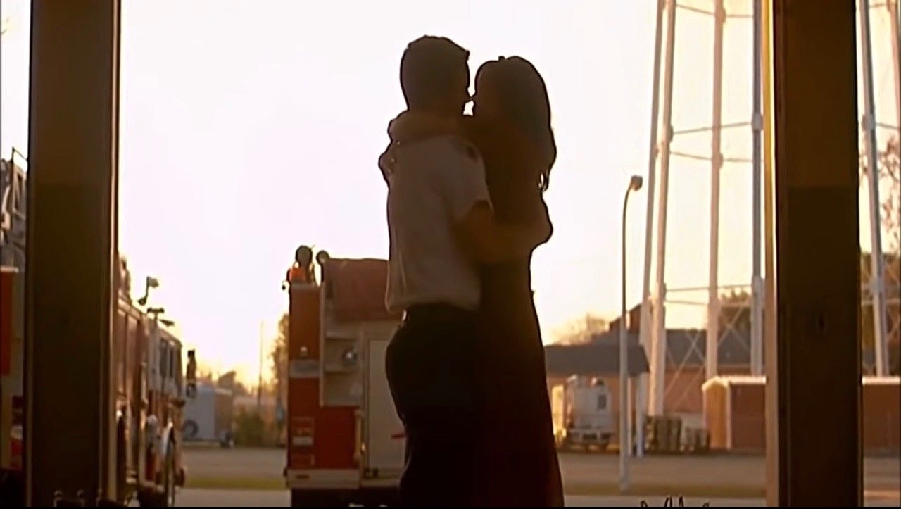Kirk Cameron y su esposa Chelsea, en una escena de "Fireproof". | Foto: YouTube/@JohnMaverick