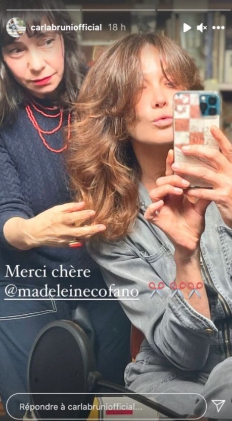 Carla Bruni avec une nouvelle coupe de cheveux et sa coiffeuse. | Photo : Instagram/carlabruniofficial