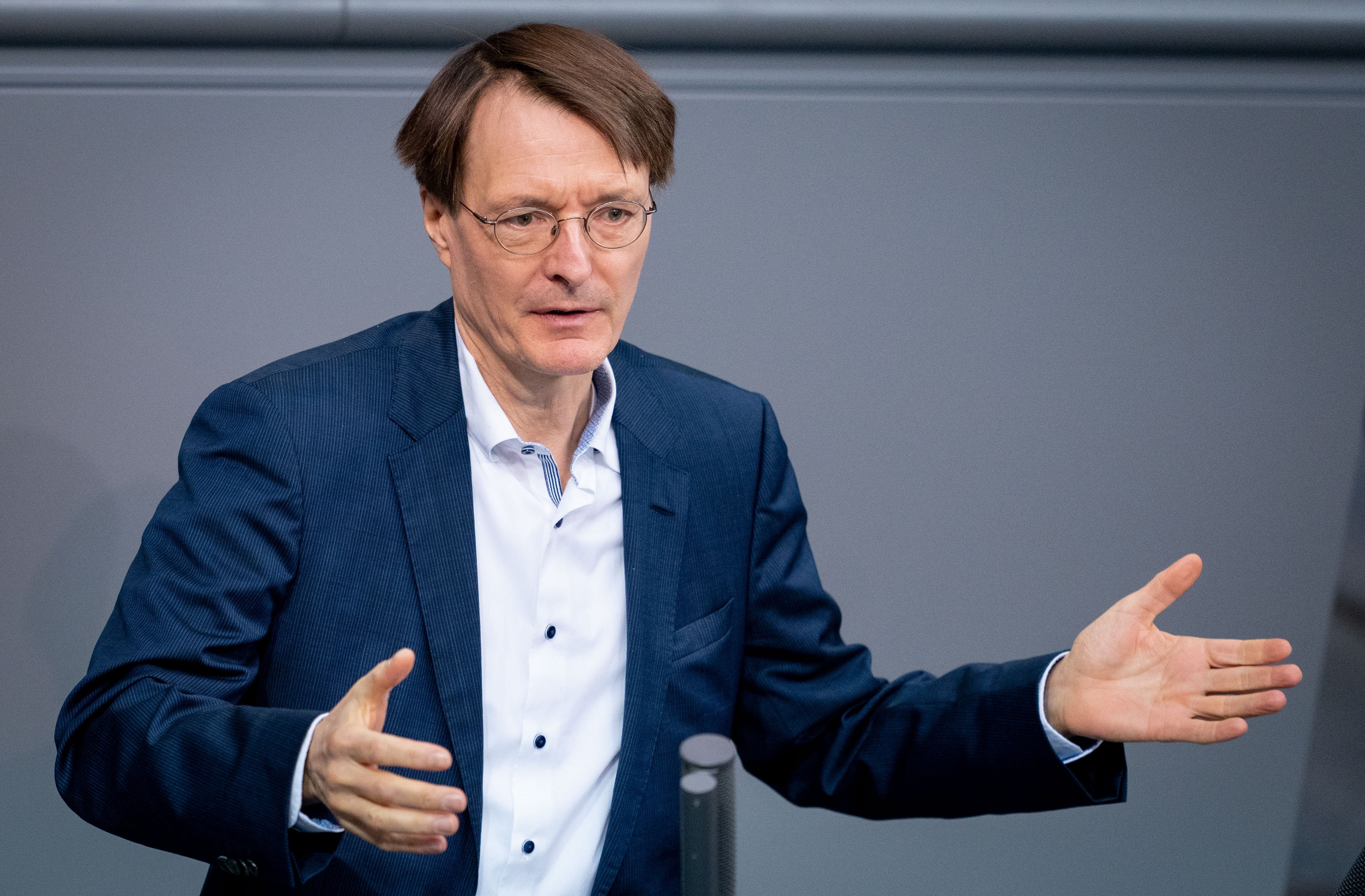 Karl Lauterbach, SPD-Politiker, spricht auf der Bundestagssitzung mit den Abgeordneten. | Quelle: Getty Images