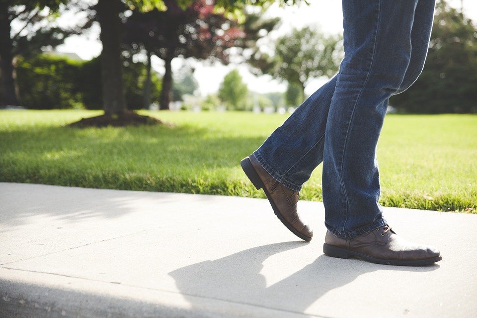 Un homme qui marche. | Image : Pixabay