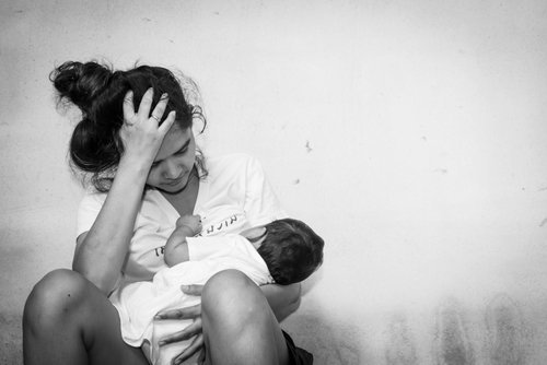 A teenager and her baby. | Source: Shutterstock.