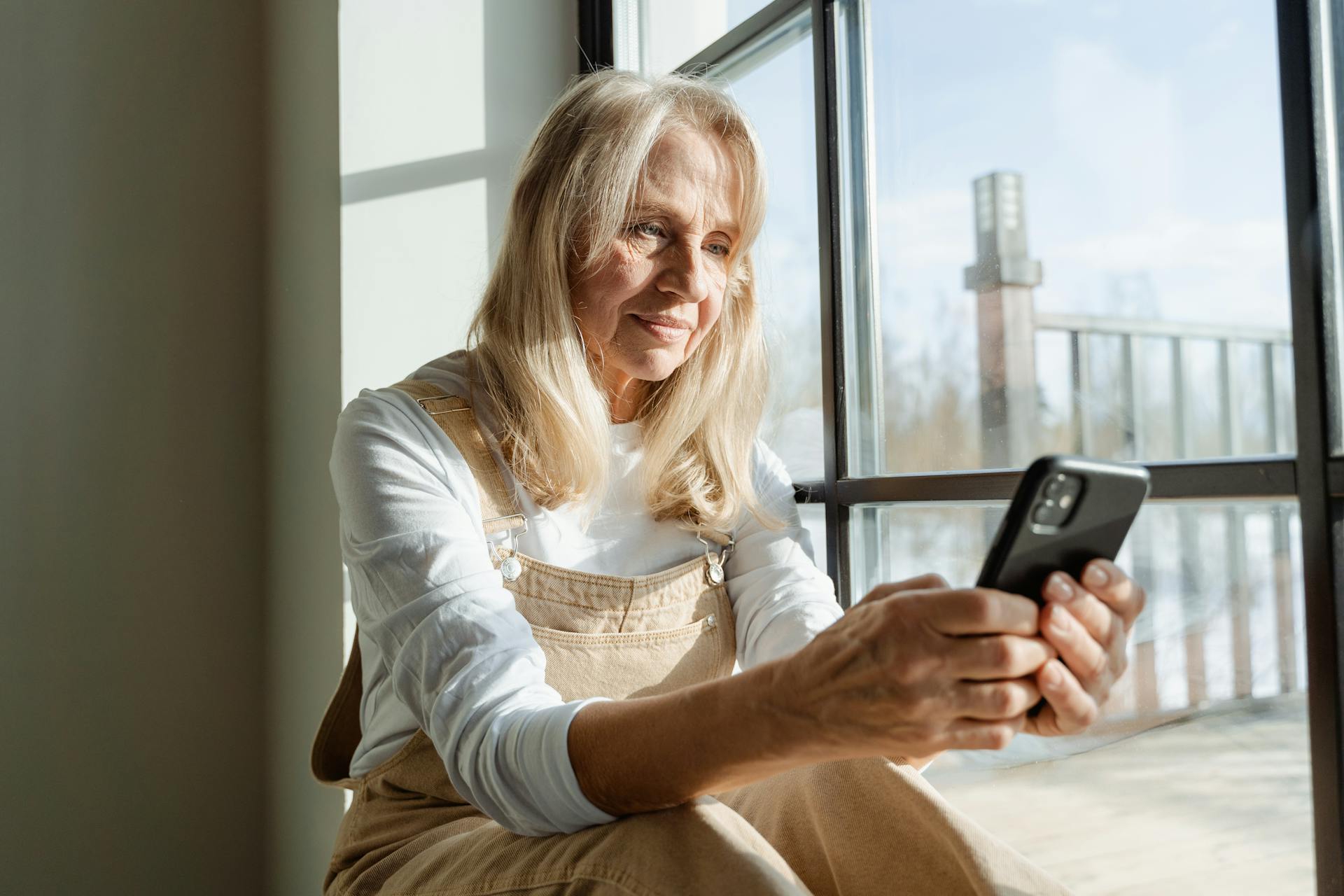 Elderly woman using a phone | Source: Pexels