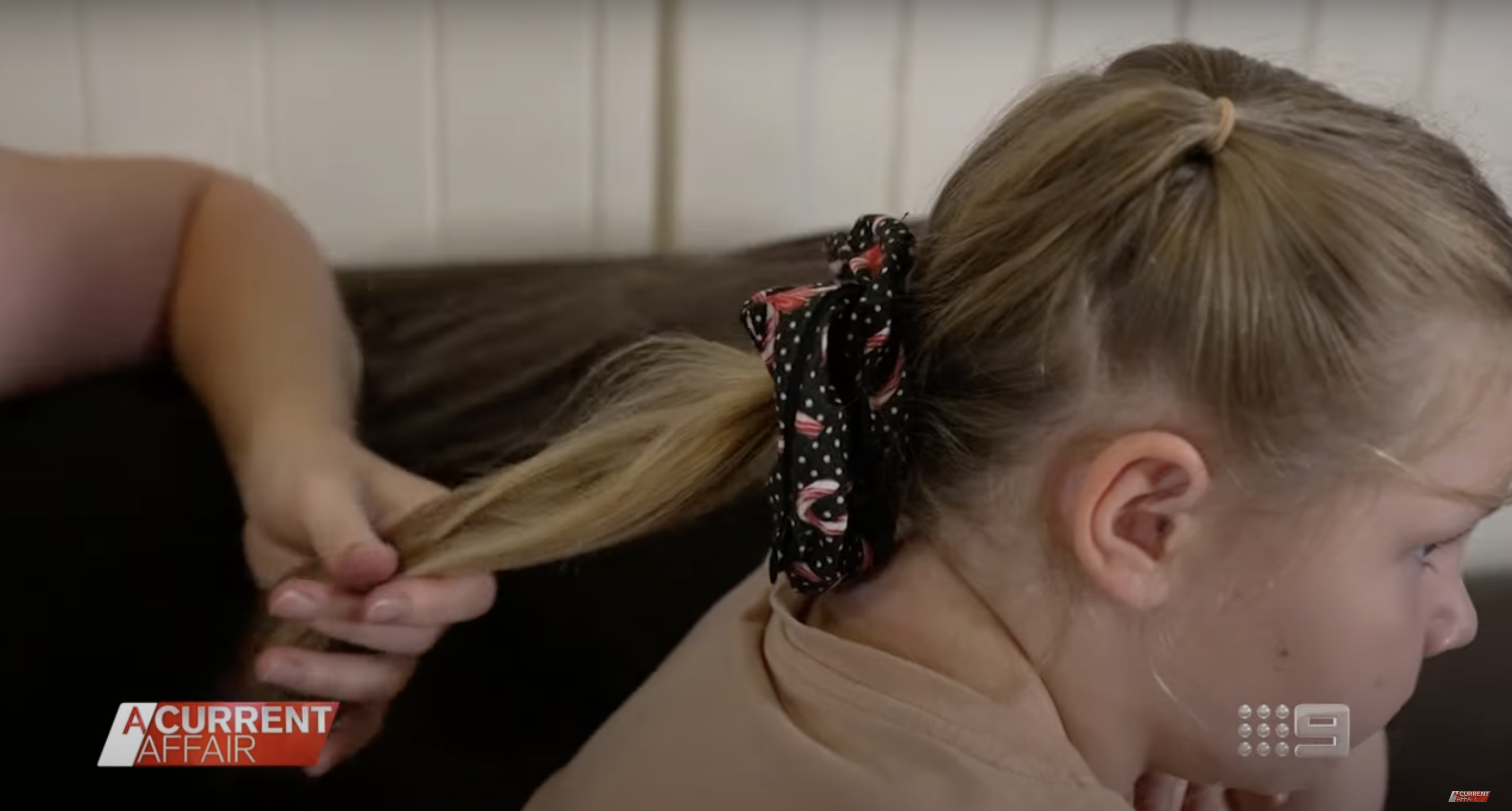 Eadie is wearing her hair tie, with the mini recorder sewed in it, as seen in a video dated December 5, 2023 | Source: youtube.com/ACurrentAffair9