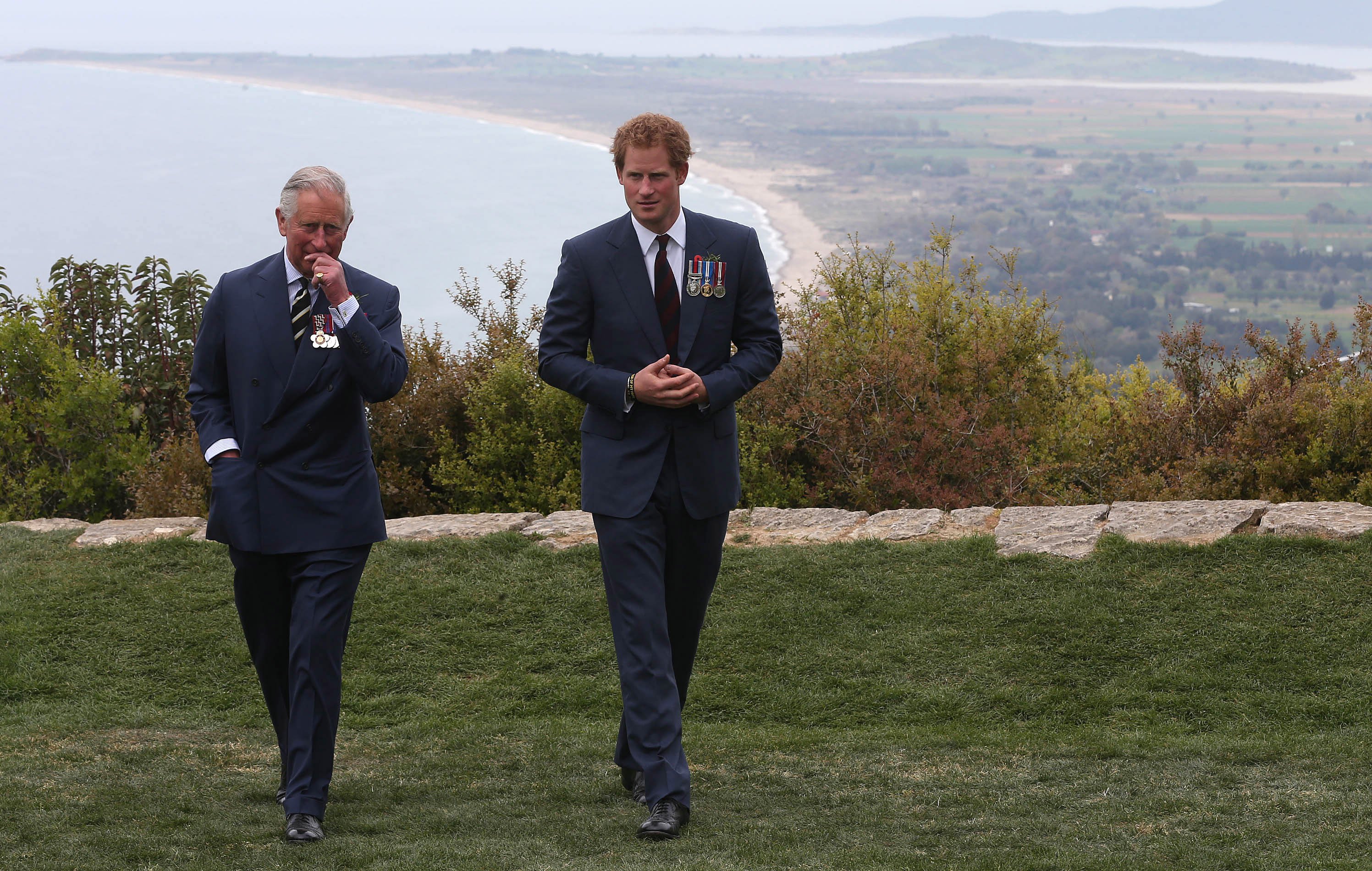 Prinz Harry unterhält sich mit König Charles III. während eines Besuchs in The Nek, einem schmalen Bergrücken auf dem Schlachtfeld von Anzac auf der Halbinsel Gallipoli, als Teil der Gedenkfeiern zum 100. Jahrestag der Schlacht von Gallipoli am 25. April 2015 in Gallipoli, Truthahn. | Quelle: Getty Images