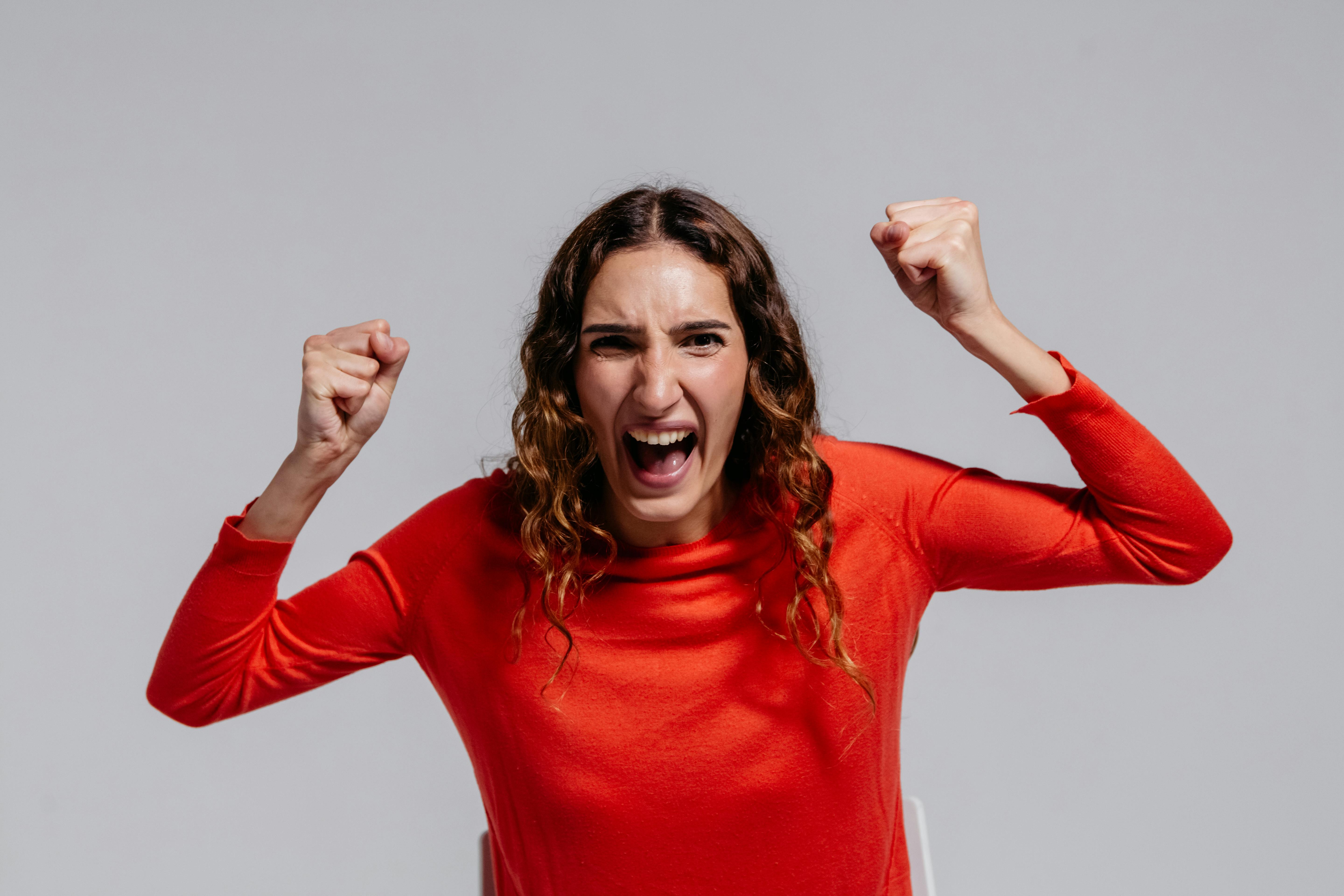 An angry woman shouting while gesturing with her hands | Source: Pexels