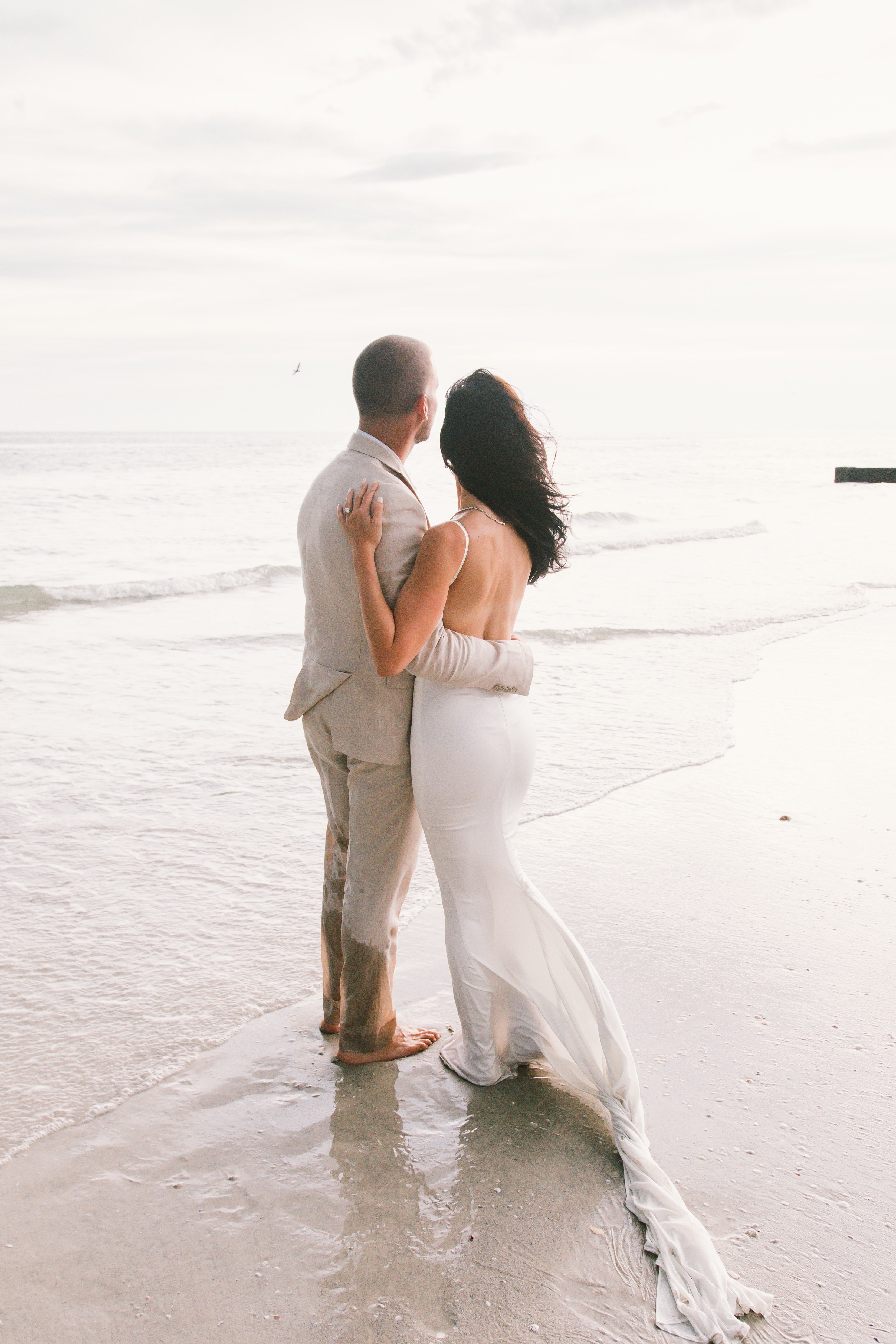 Recién casados en la playa. | Foto: Pexels