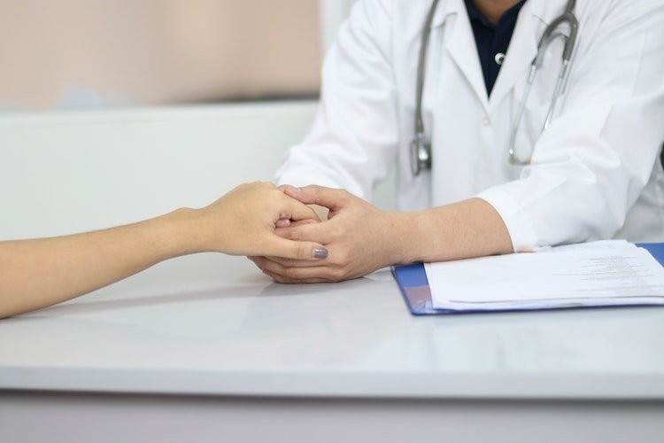 Un docteur qui tient la main de son patient pour l'encourager | Photo : Unsplash Un docteur qui tient la main de son patient pour l'encourager | Photo : Unsplash