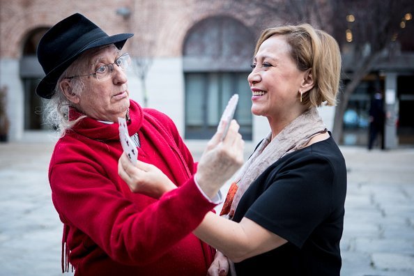 Juan Tamariz y su esposa Consuelo Lorgia presentan 'Magia Potagia Y Mas' en el Teatro Galileo el 25 de febrero de 2016 en Madrid, España. | Foto: Getty Images