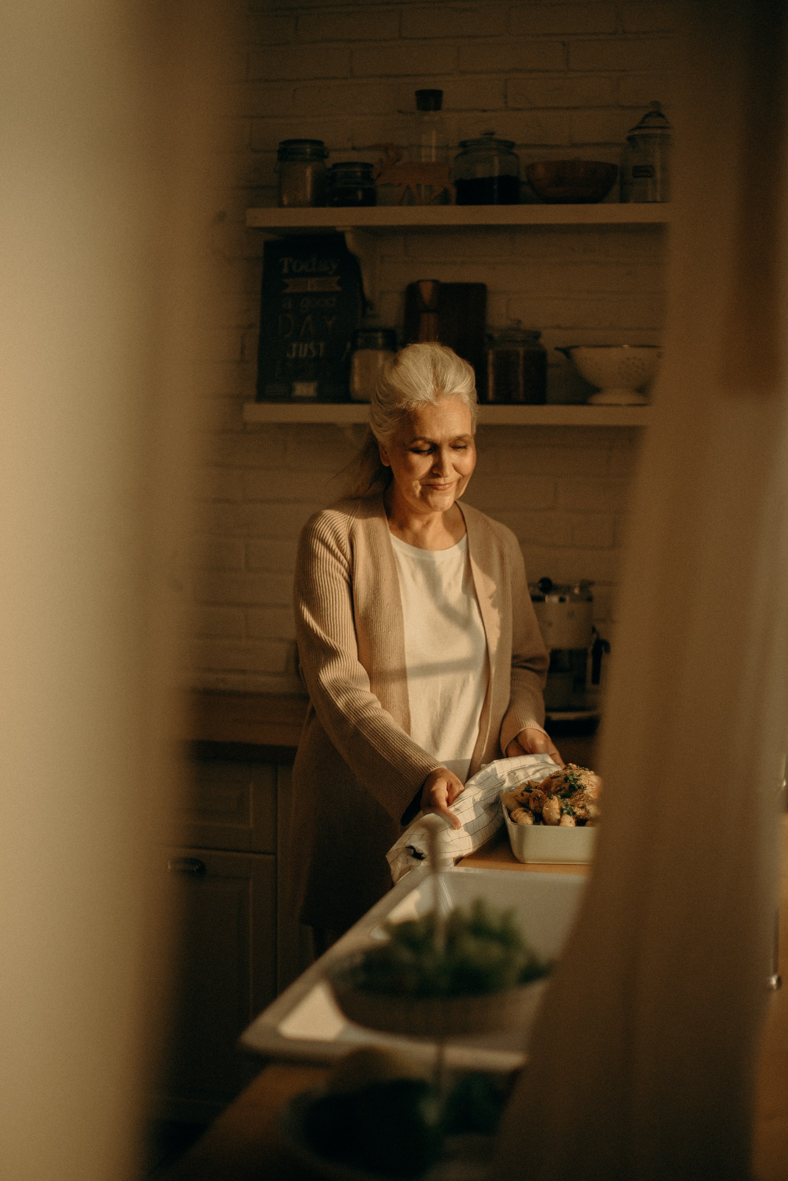 Elderly woman in the kitchen. | Source: Pexels