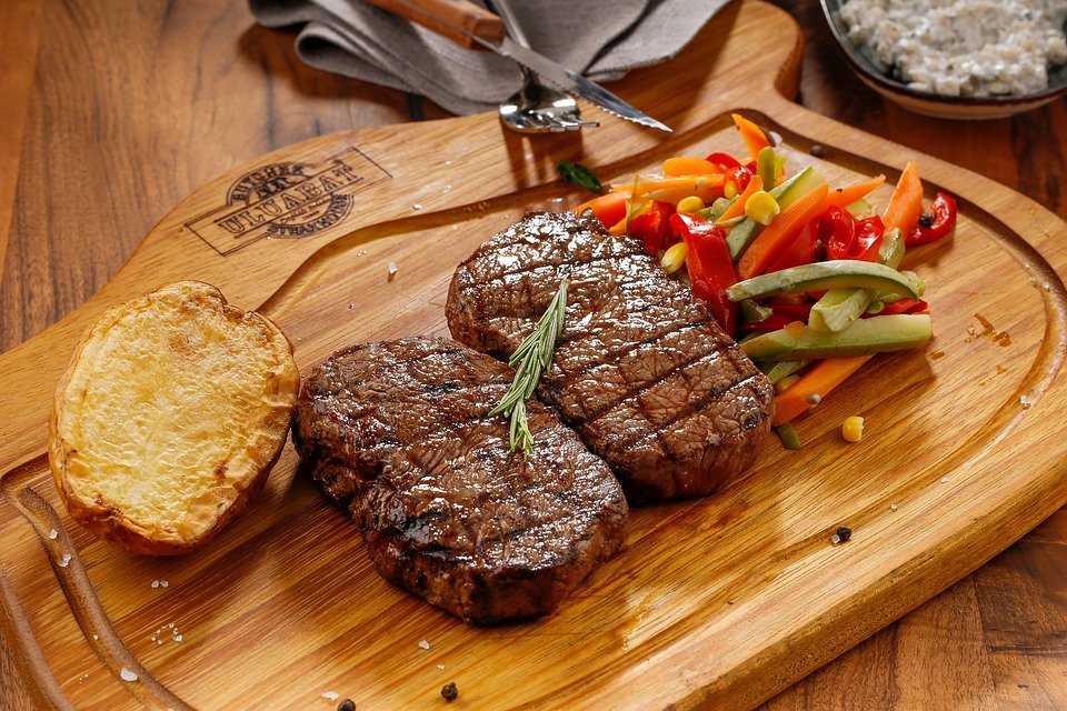 A scrumptious pieces of steak. | Photo: pixabay.com