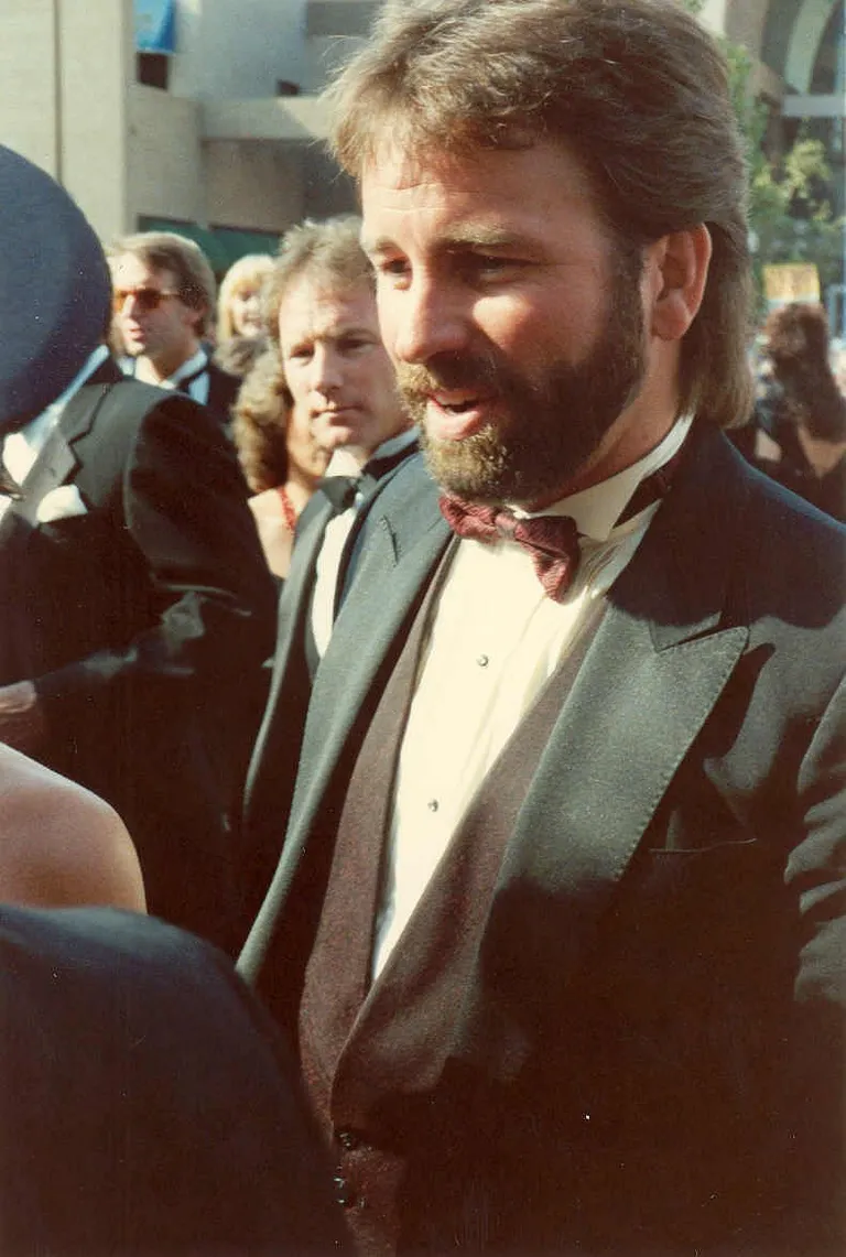 John Ritter bei den 40. Emmy Awards im August 1988. | Quelle: Wikimedia Commons/Alan Light