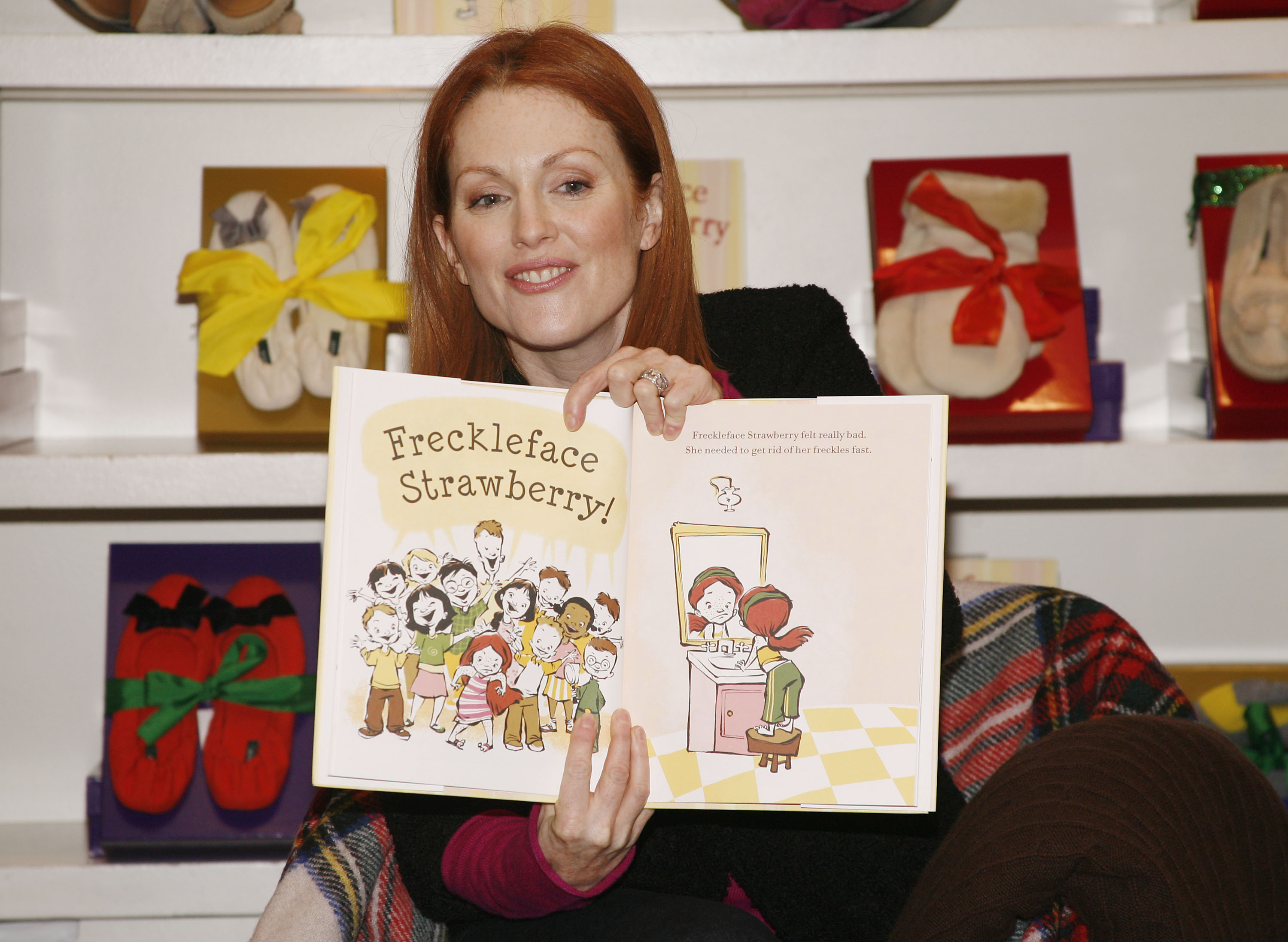 Actress Julianne Moore reads her new children's book "Freckleface Strawbery" at J. Crew on November 15, 2007, in New York City | Source: Getty Images