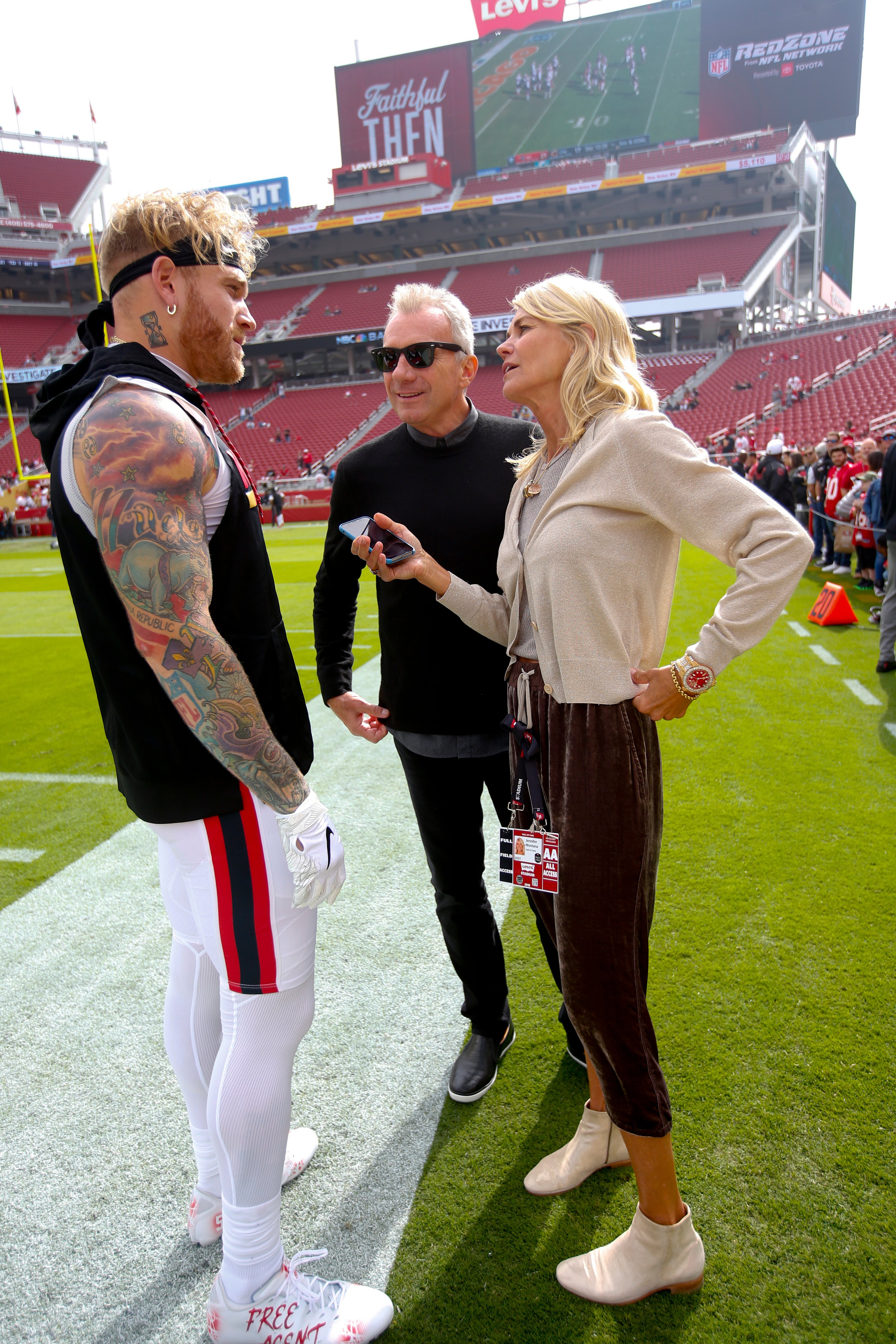 Cassius Marsh #54 of the San Francisco 49ers talking with Joe Montana and his wife Jennifer Montana before game against the Los Angeles Rams at Levi's Stadium in Santa Clara | Source: Getty Images