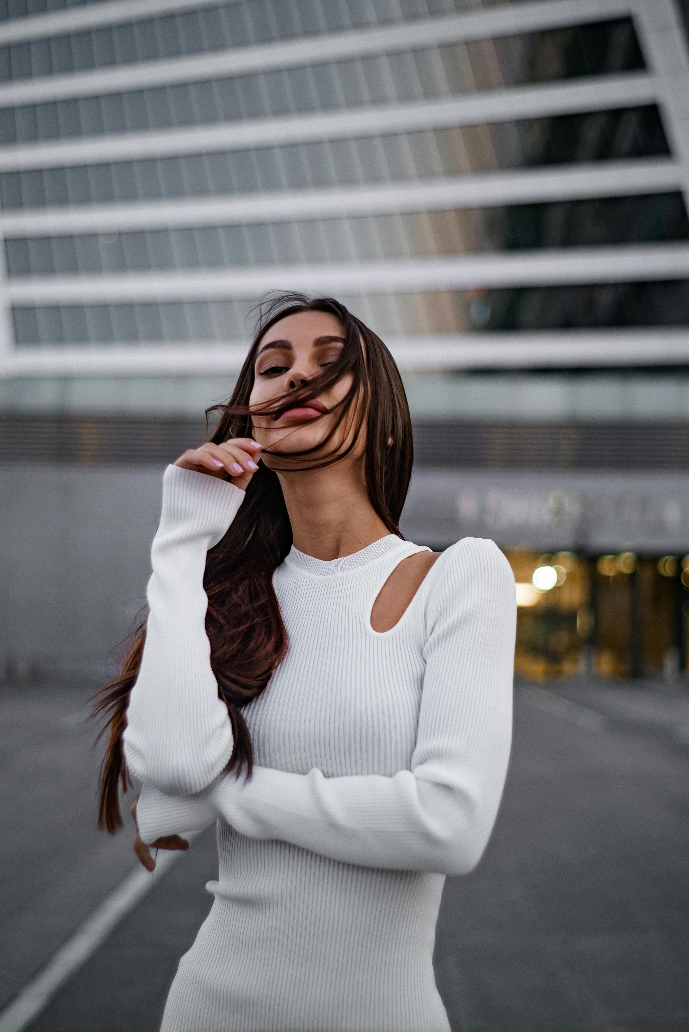 A confident woman posing | Source: Pexels