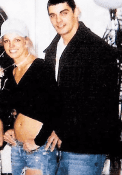 Britney Spears and Jason Alexander in 2004. | Photo: YouTube/ Clevver News