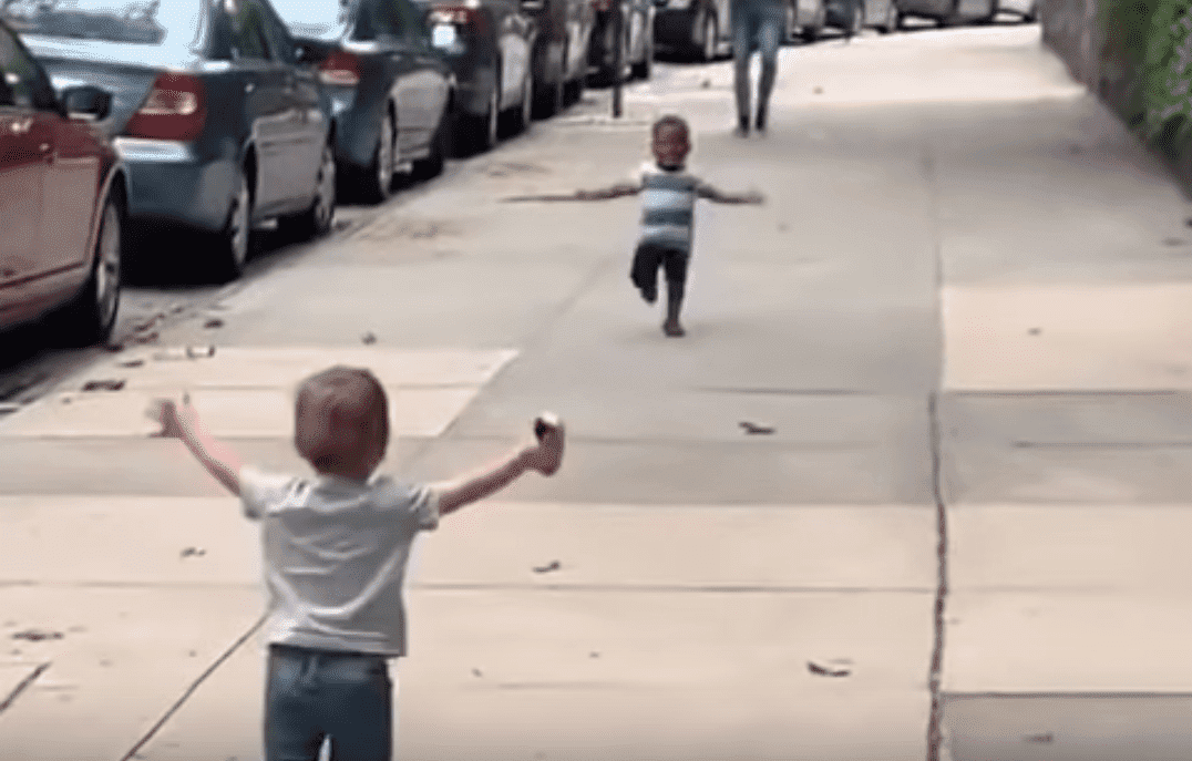 Maxwell and Finnegan running to each other on NY street | Photo: Facebook.com/MichaelDCisnerosNYC