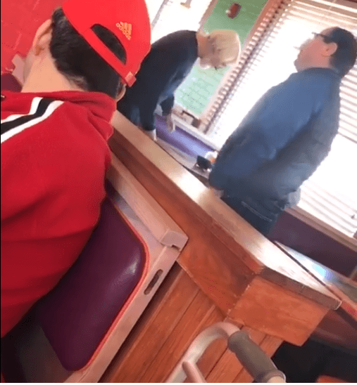 El gerente discute con la mujer, quien se encuentra sentada. Fuente: Facebook / Irma Dleon El gerente discute con la mujer, quien se encuentra sentada. Fuente: Facebook / Irma Dleon