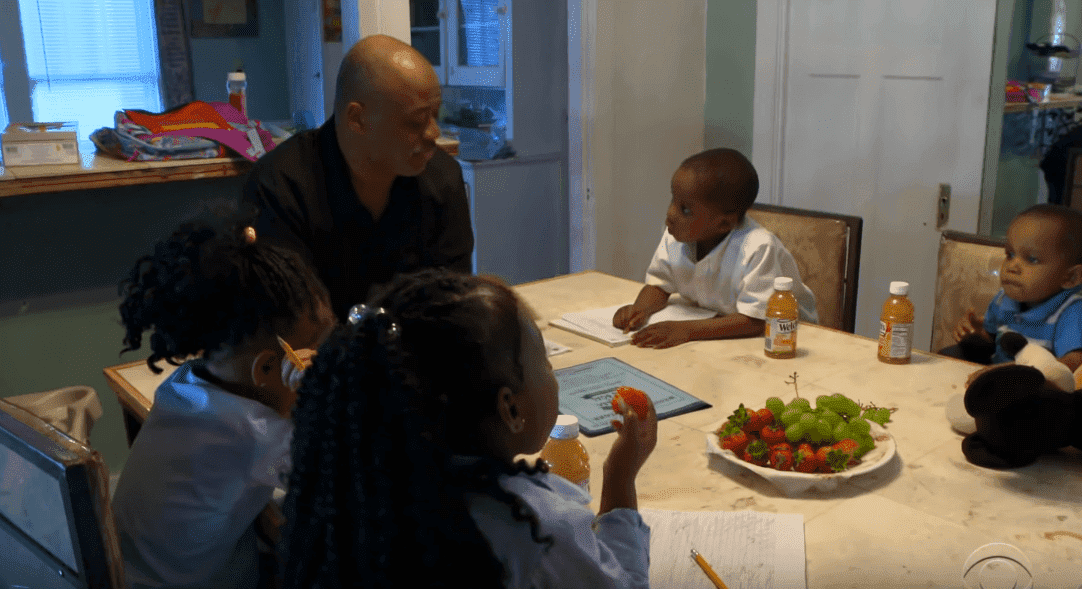Lamont Thomas teaching his children at home. | Photo: YouTube/CBS Evening News
