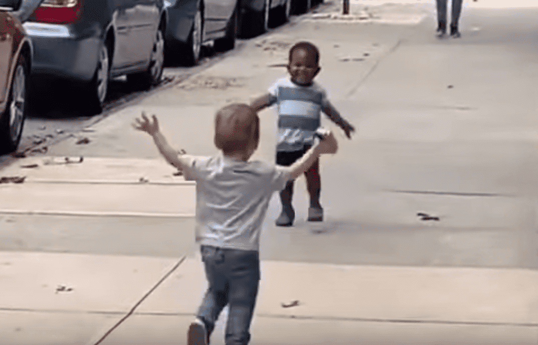 Maxwell and Finnegan running to each other on NY street | Photo: Facebook.com/MichaelDCisnerosNYC