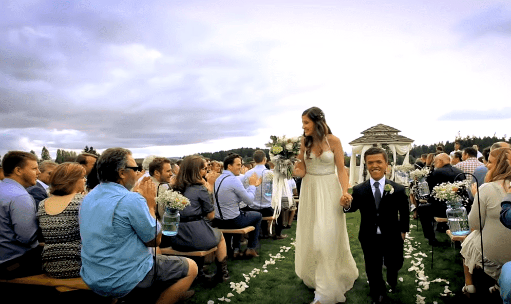 Tori and Zach Roloff walking down the aisle at the Roloff family farm on July 25, 2015 | Photo: YouTube/Nicki Swift