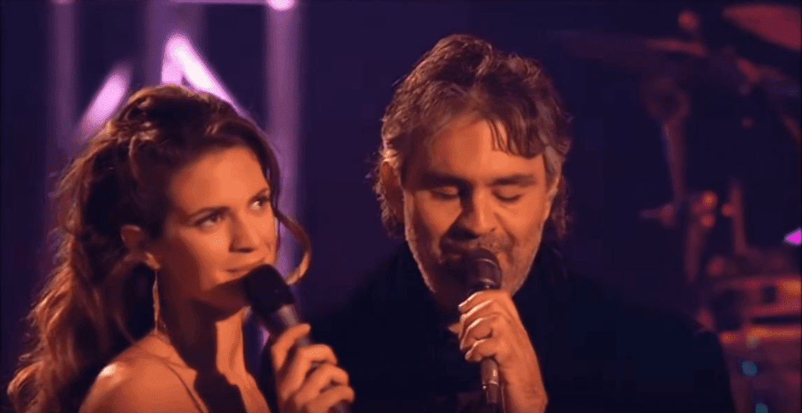 Andrea Bocelli and Veronica Berti's live performance at Lake Las Vegas Resort in December 2005. | Photo: YouTube/Giulio Colapinto