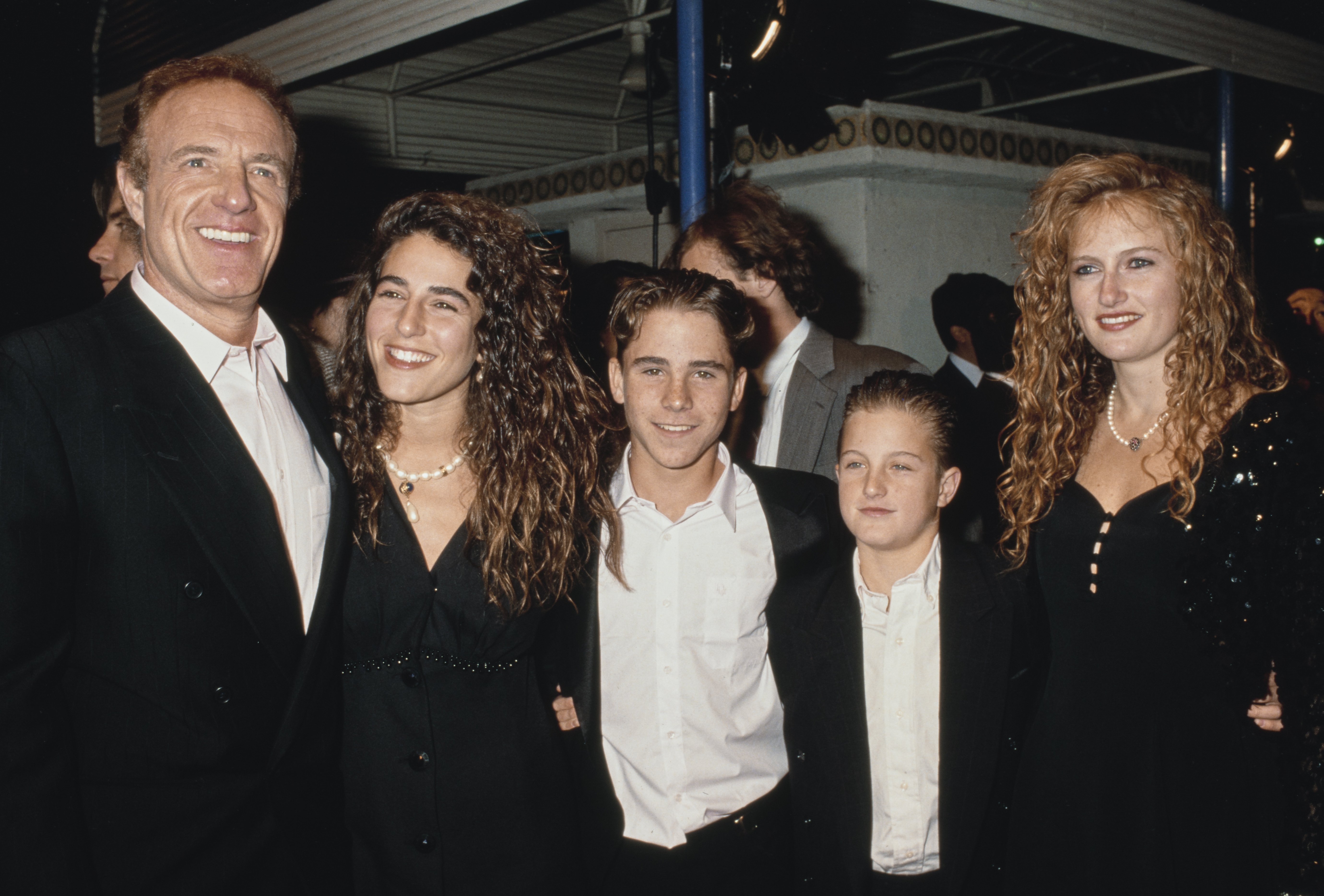 James and Scott Caan with family members at the premiere of "Misery" in Westwood, California, on November 29, 1990. | Source: Getty Images