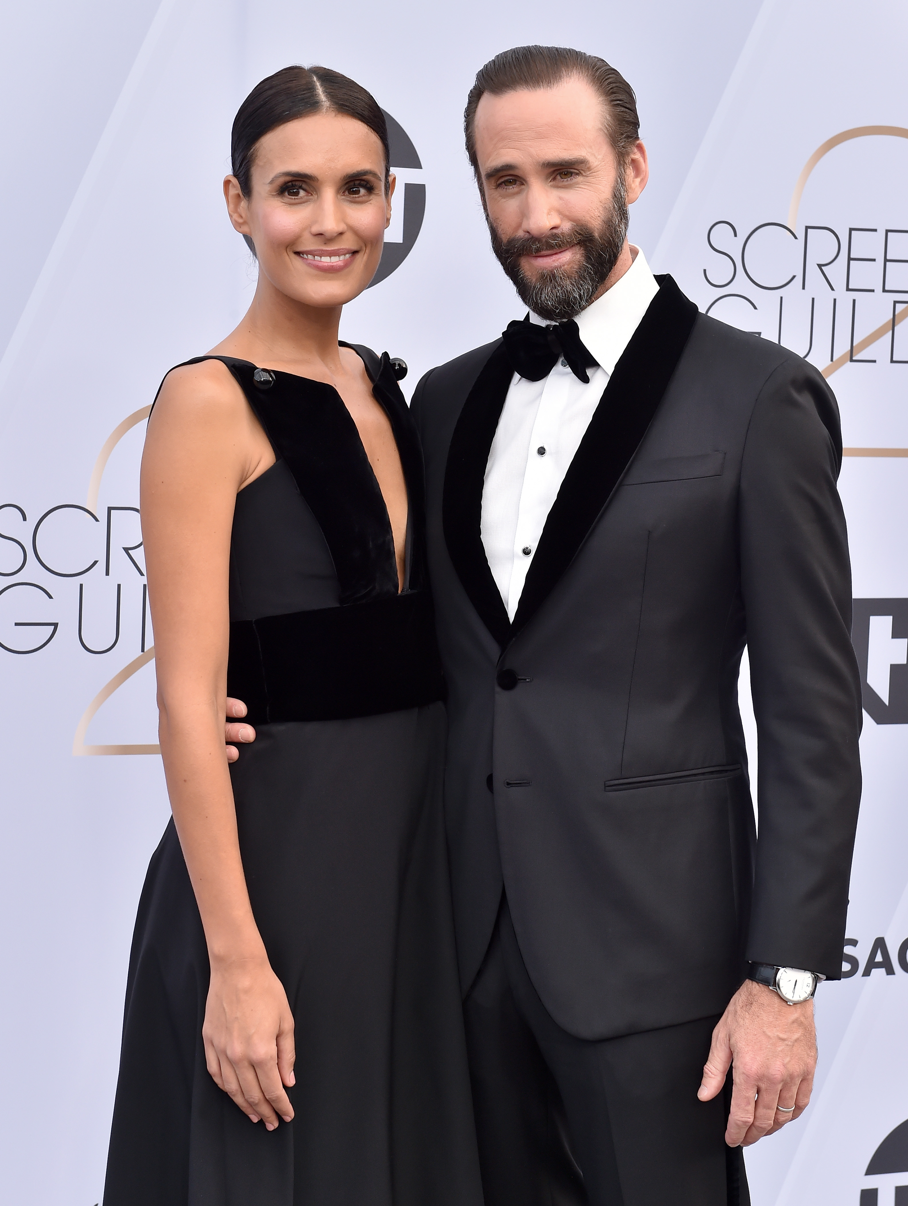 Maria Dolores Dieguez and Joseph Fiennes pose at the 25th Annual Screen Actors Guild Awards at The Shrine Auditorium on January 27, 2019, in Los Angeles, California | Source: Getty Images