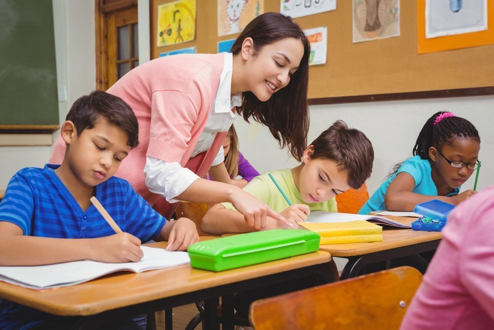 Lehrerin und Klasse | Quelle: Shutterstock