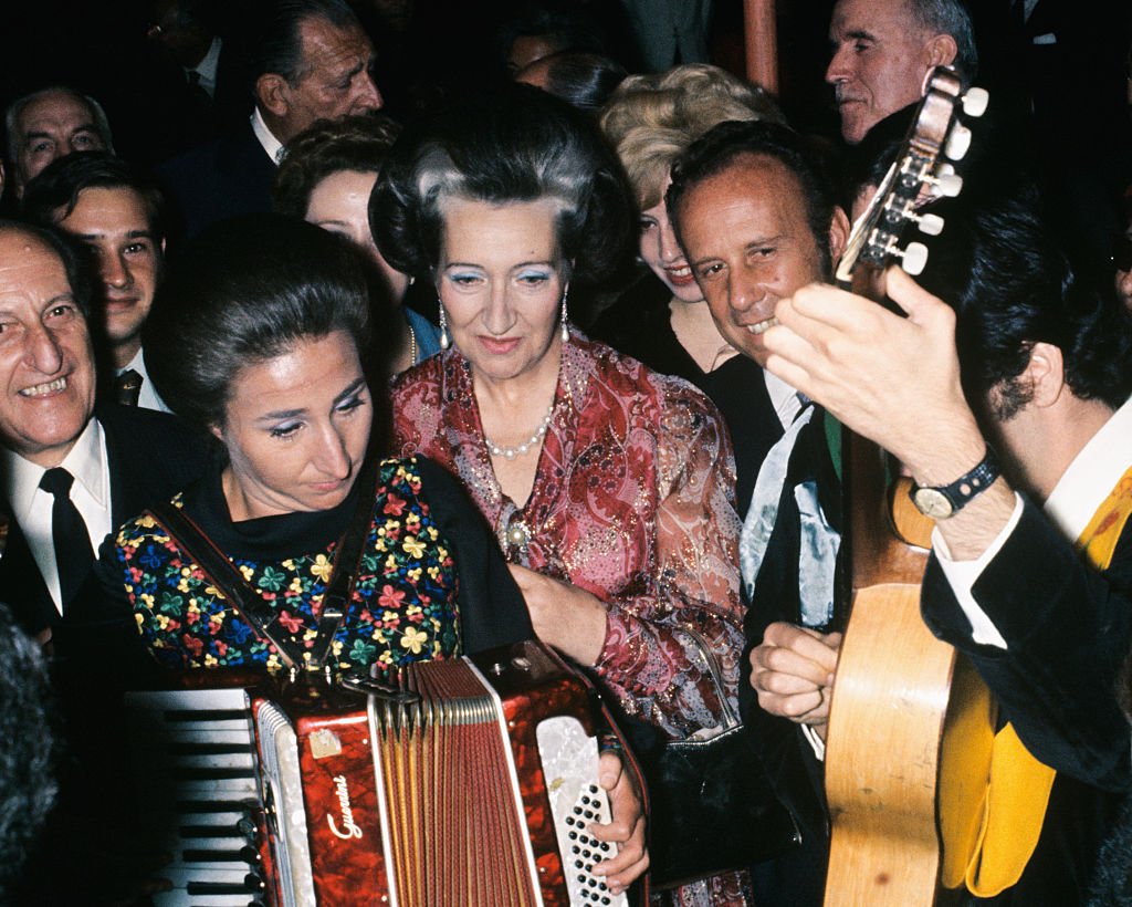 La infanta Margarita y su madre, la Condesa de Barcelona, en una fiesta el día anterior a su boda, el 11 de octubre de 1972 en Estoril, Portugal. | Foto: Getty Images La infanta Margarita y su madre, la Condesa de Barcelona, en una fiesta el día anterior a su boda, el 11 de octubre de 1972 en Estoril, Portugal. | Foto: Getty Images