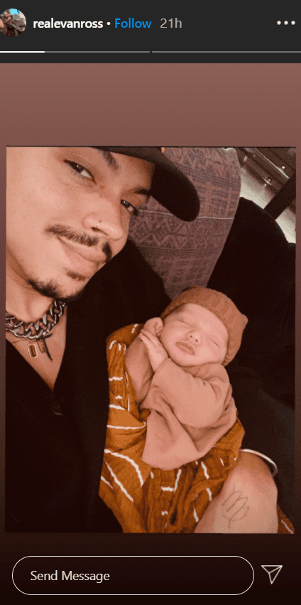 Evan Ross takes a selfie with his little baby Ziggy in is arms. | Photo: Instagram/@realevanross