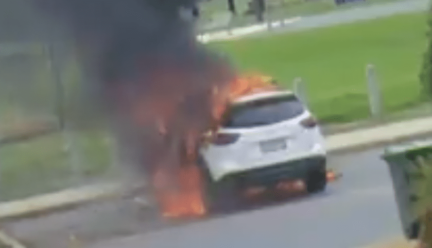 vehículo en llamas / Imagen tomada de: Twitter / 9NewsSyd