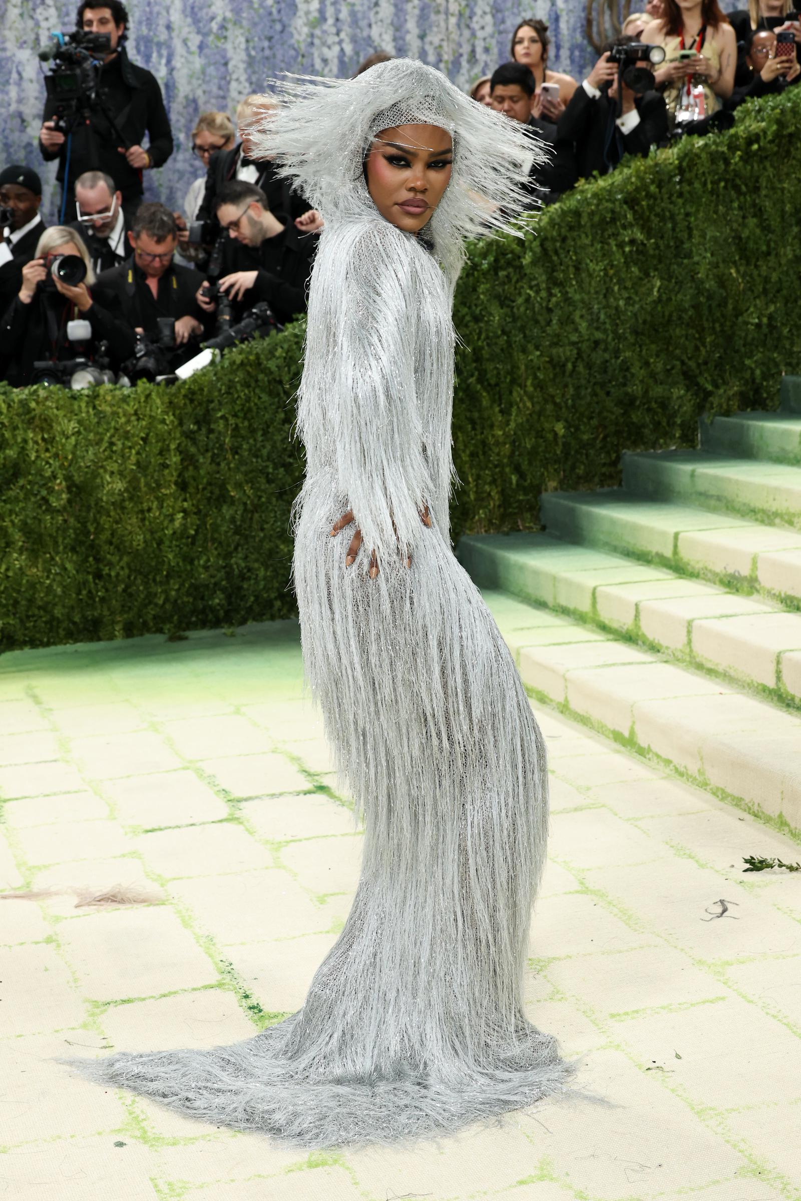 Teyana Taylor poses during arrivals in a standout evening look | Source: Getty Images