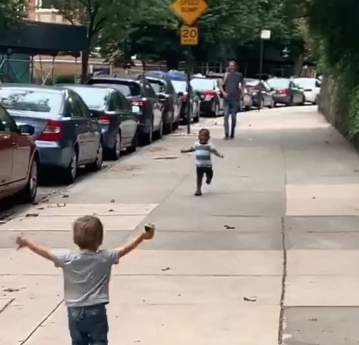 Le Calin De Retrouvailles Emouvant De Deux Tres Jeunes Meilleurs Amis Devenu Viral