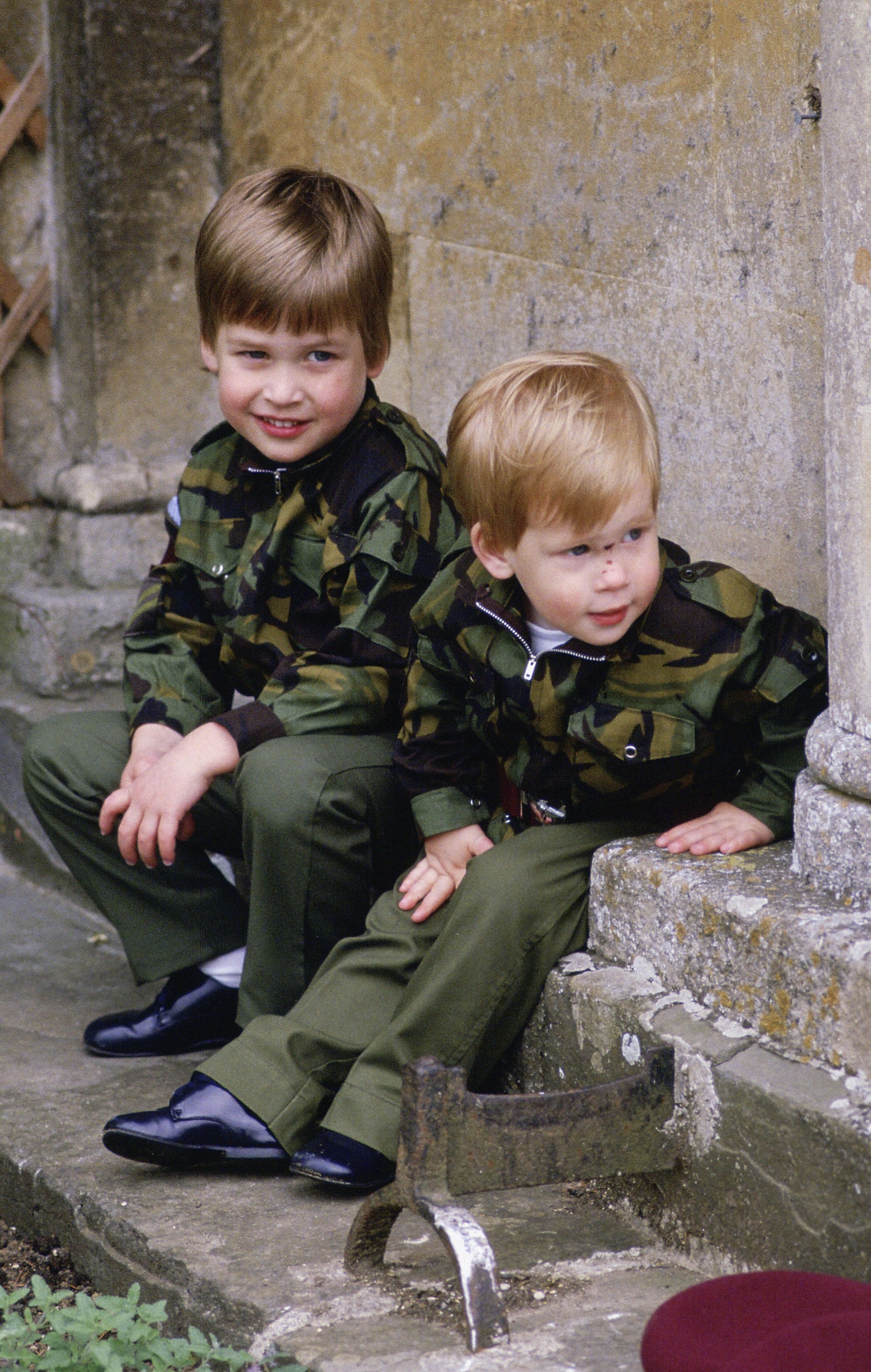 Prince Harry and Prince William pictured sitting together on the steps of Highgrove House on July 18, 1986 in Tetbury, England. | Source: Getty Images