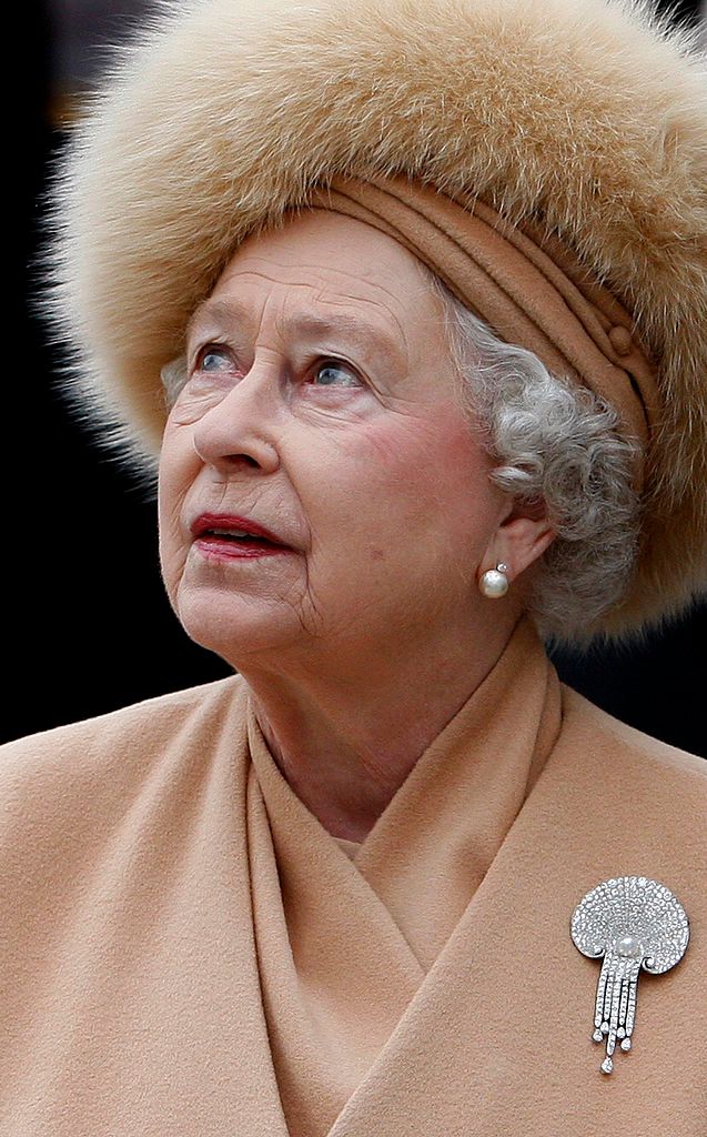 Queen Elizabeth II at the unveiling of a new statue of the Queen Mother on February 24, 2009 in London, England | Photo: Getty Images 