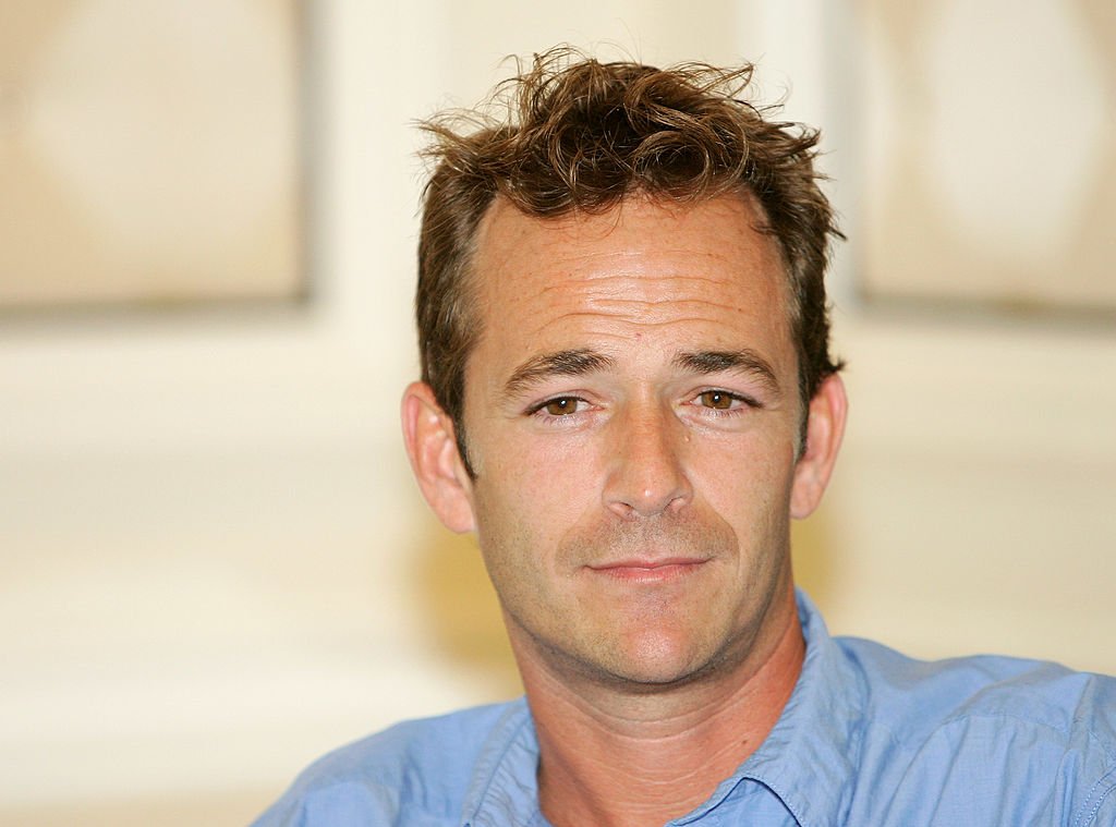  Actor Luke Perry listens during a news conferene at the Video Software Dealers Association's annual home video convention at the Bellagio July 26, 2005 | Photo: Getty Images