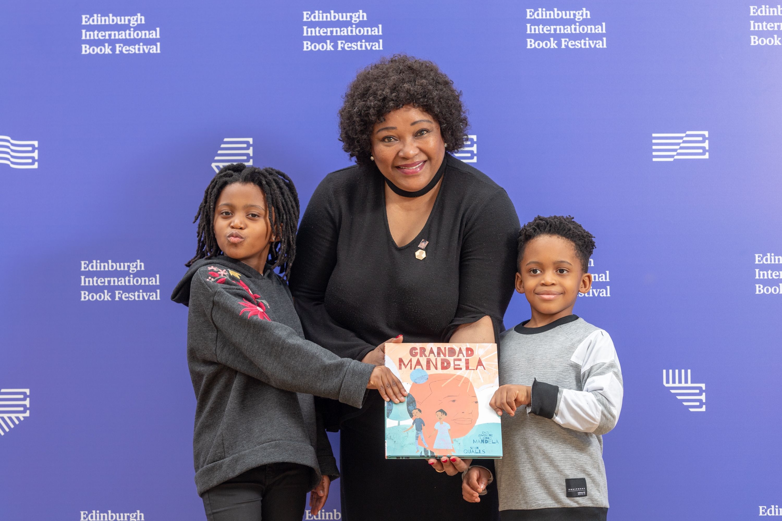  Zazi Mandela, Ambassador Zindziswa 'Zindzi' Mandela and Ziwelene Mandela attend a photocall during the annual Edinburgh International Book Festival ,2018| Photo: Getty Images