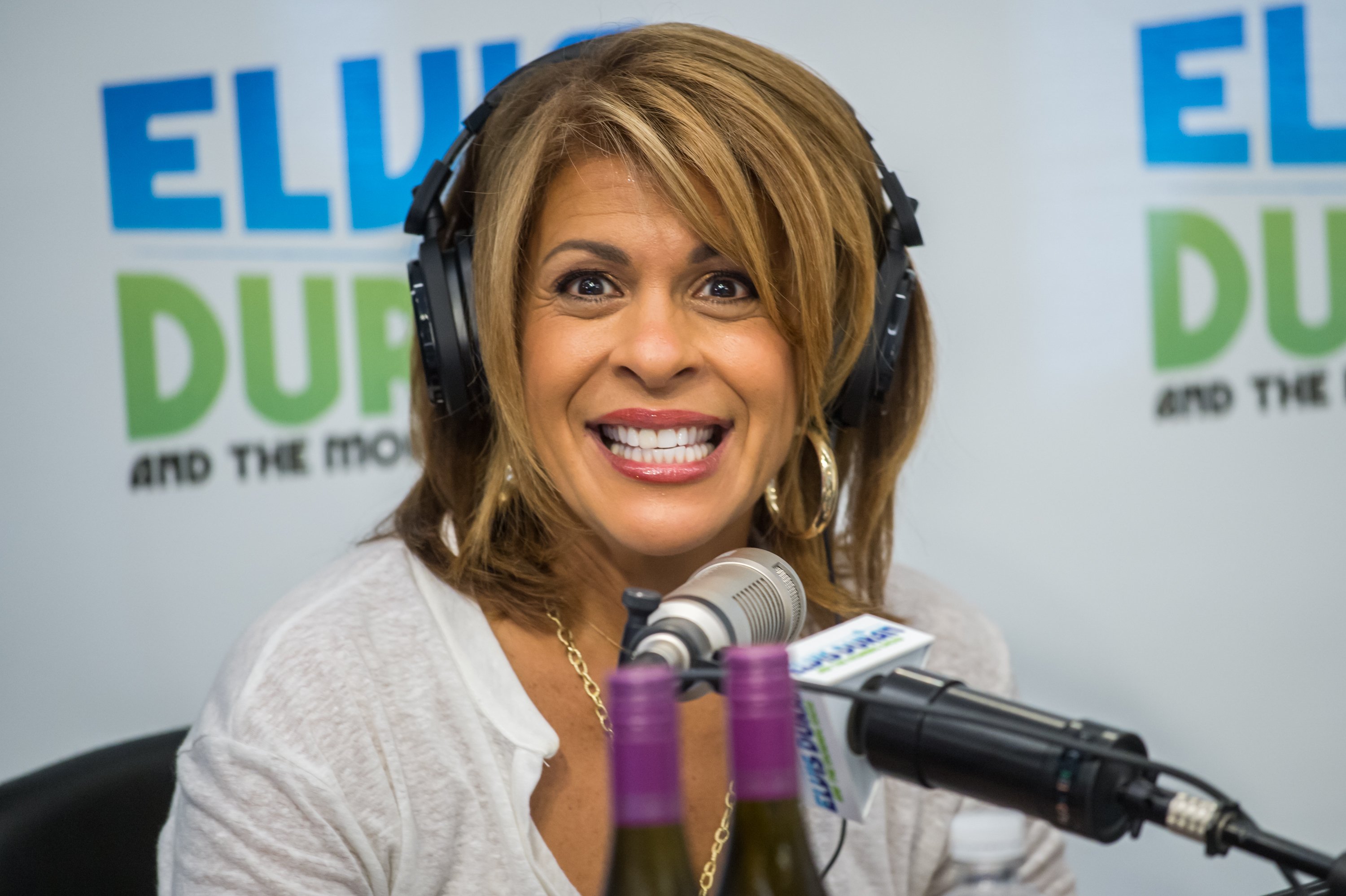 TV host Hoda Kotb during her 2015 morning show in a studio in New York City. | Photo: Getty Images