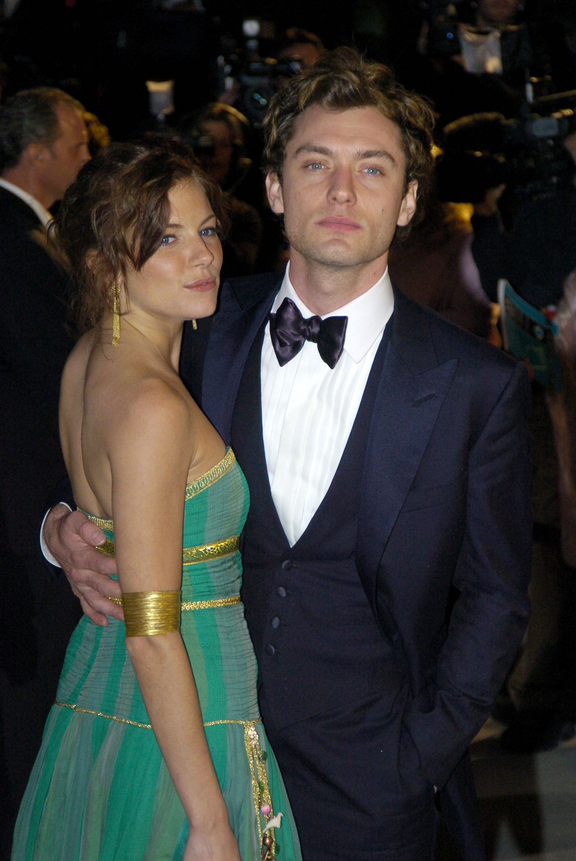 Sienna Miller and Jude Law attend the 2004 Vanity Fair Oscar Party at Mortons, on February 29, 2004, in Beverly Hills, California. | Source: Getty Images