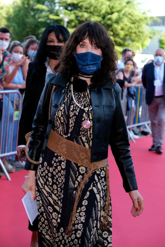 Isabelle Adjani pose sur le tapis rouge lors de la cérémonie d'ouverture du Festival Plurielles au Cinéma Majestic le 11 juin 2021 à Compiègne, France. | Photo : Getty Images