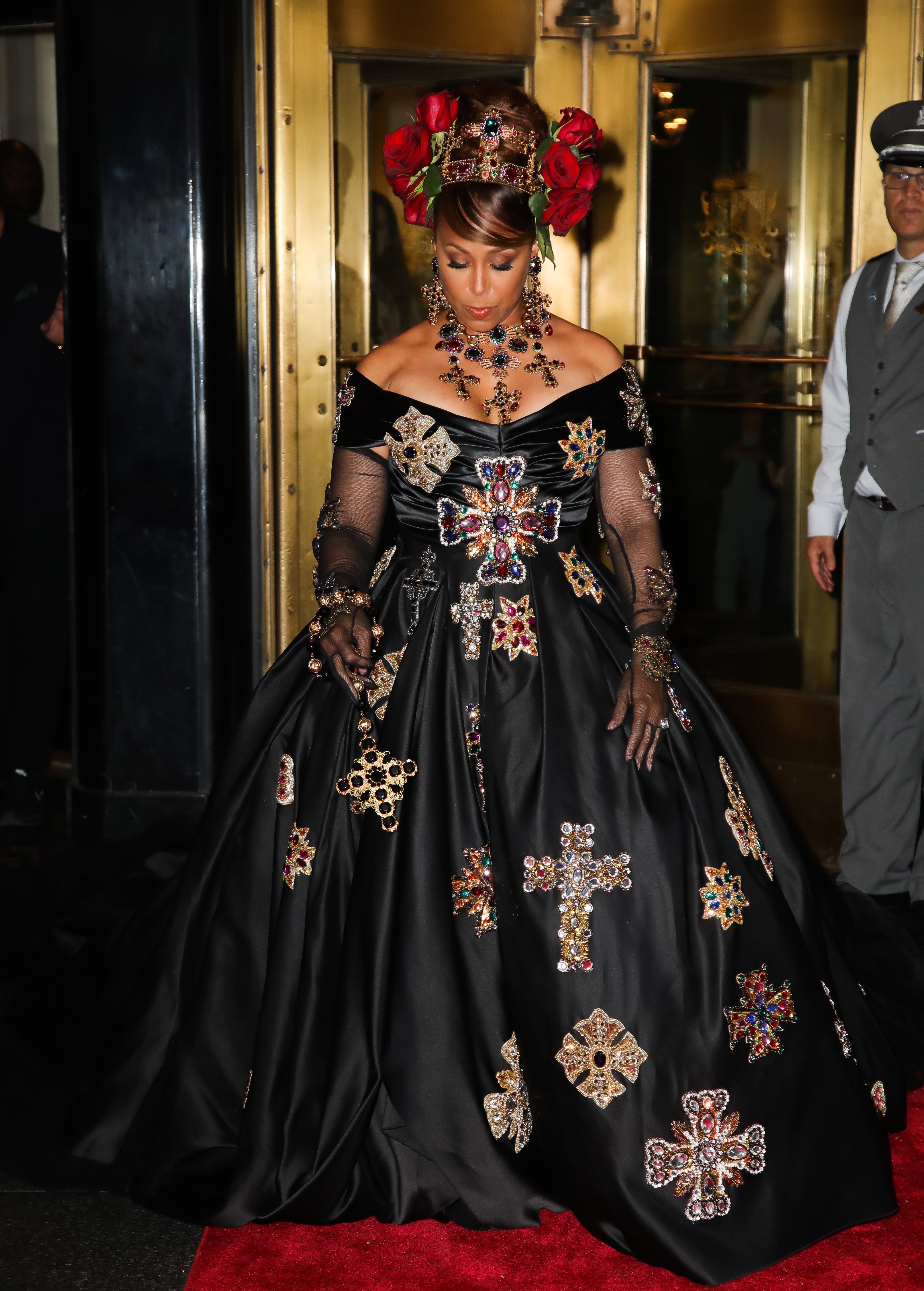 Marjorie Elaine Harvey pictured in New York City, wearing a black gown embroidered with diamond crosses with heavy jewelry | Source: Getty Images