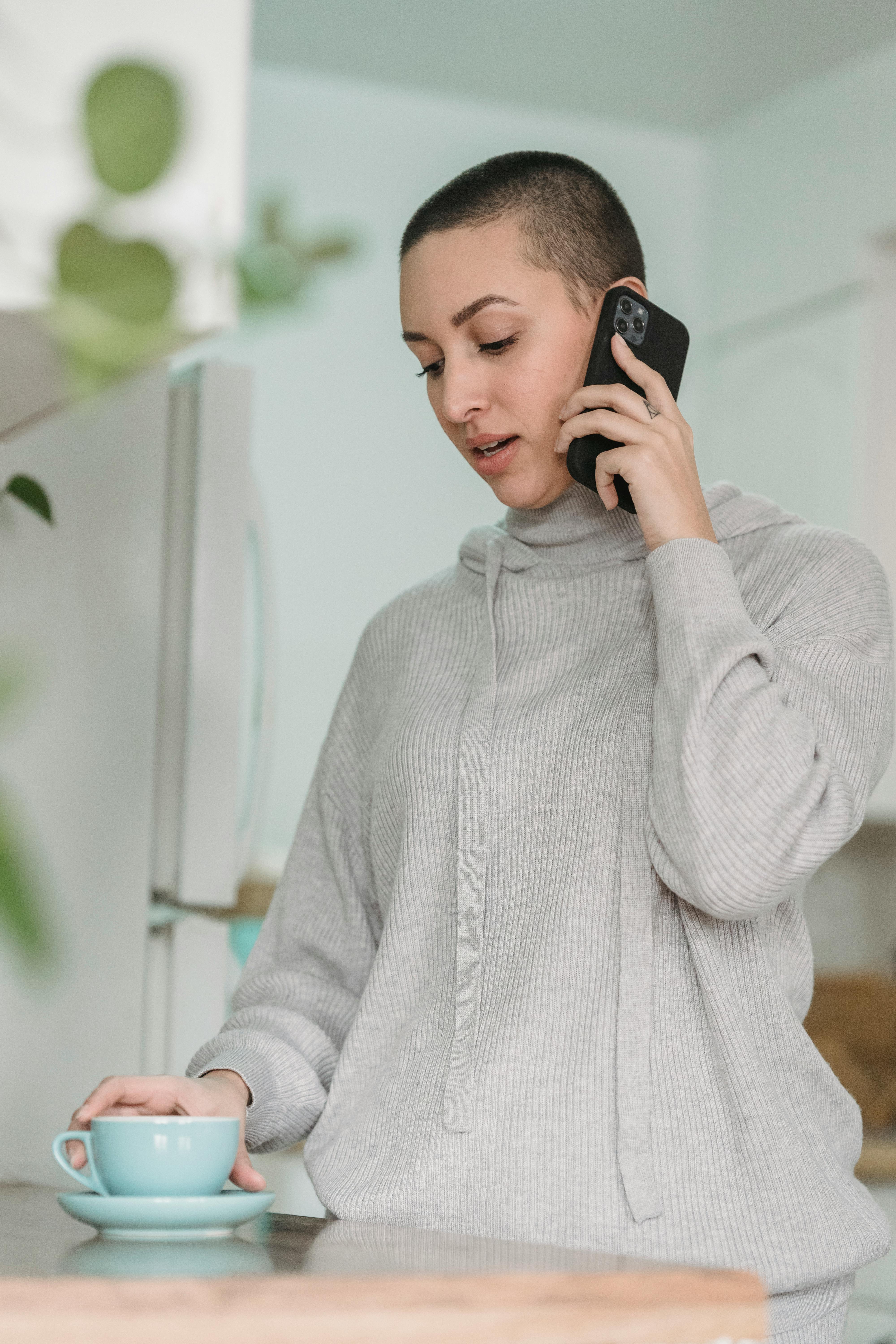 A woman in conversation on a cell phone | Source: Pexels