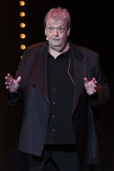 Guy Carlier se produit lors de la 3ème édition du spectacle "Europe 1 fait Bobino". | Photo : Getty Images