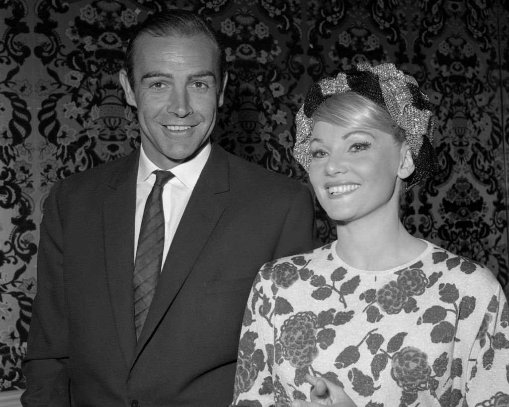 Sean Connery et Diane Cilento (1933 - 2011) sourient alors qu'ils posent lors de la 21e cérémonie des Golden Globe Awards, Los Angeles, Californie, 11 mars 1964. | Photo : Getty Images