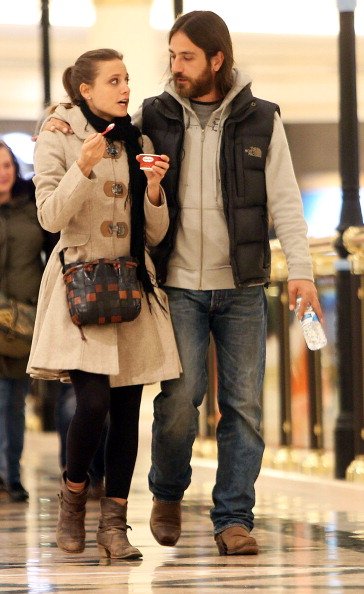 La actriz Michelle Jenner y su novio serán vistos el 12 de marzo de 2013 en Madrid, España. | Fuente: Getty Images