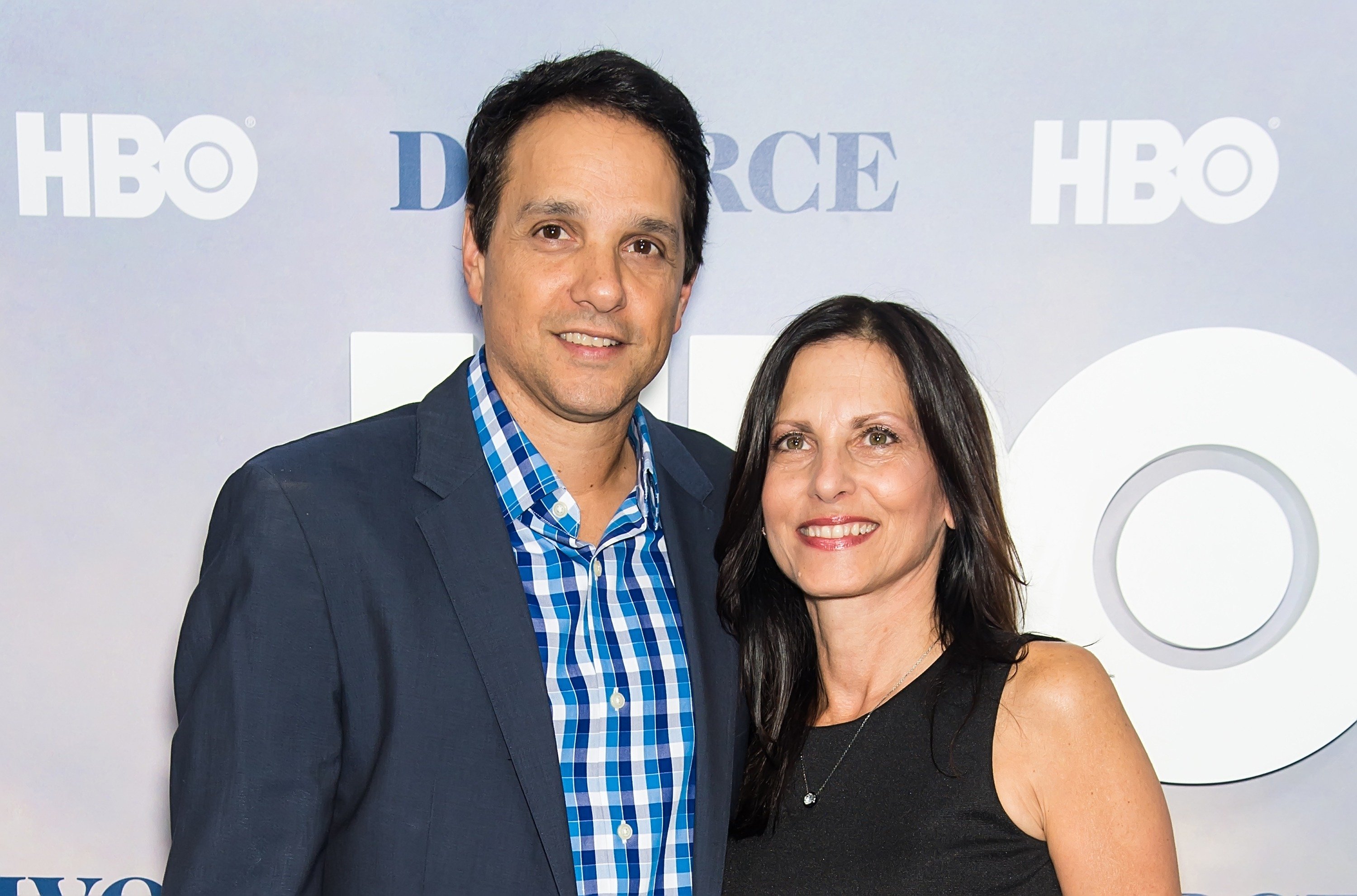 Ralph Macchio und seine Frau Phyllis Fierro besuchen die New Yorker Premiere der Scheidung im SVA Theatre am 4. Oktober 2016 in New York City. | Quelle: Getty Images